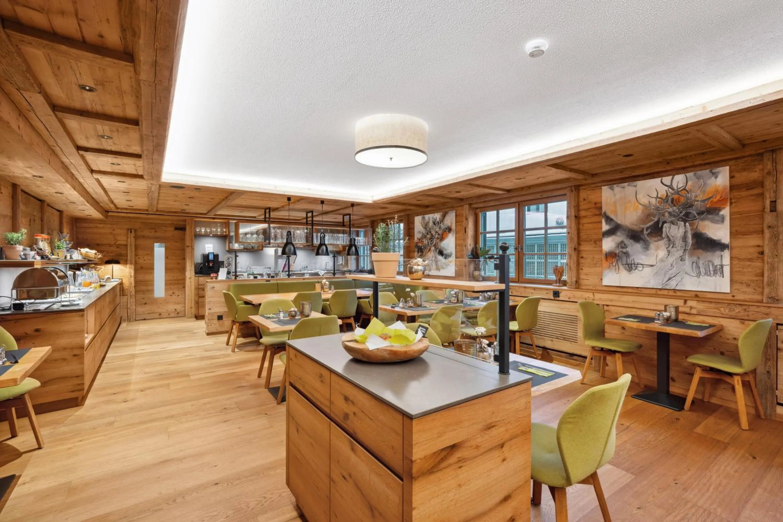 Restaurant/places to eat in Hotel Zeppelin