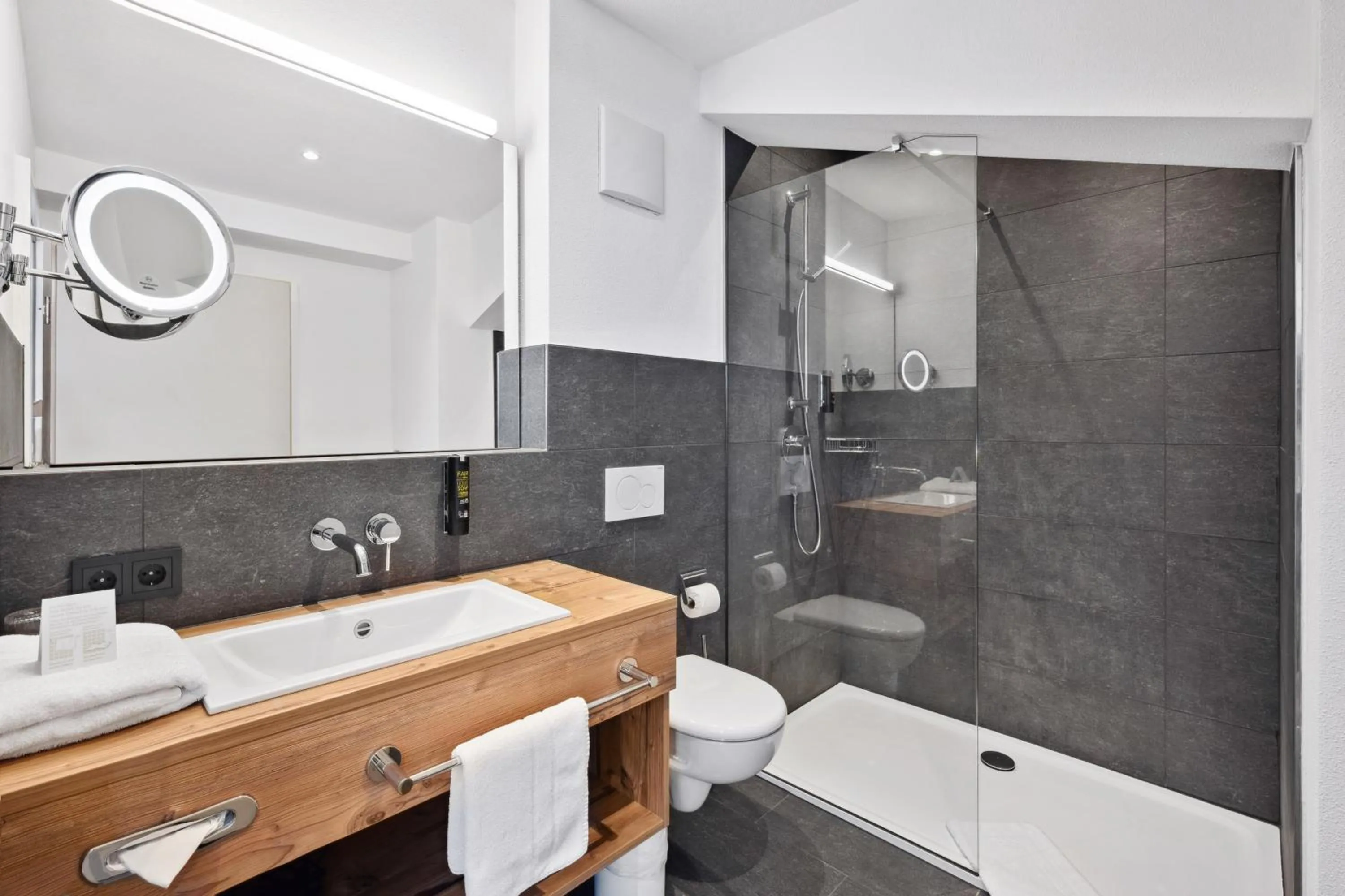 Shower in Hotel Zeppelin