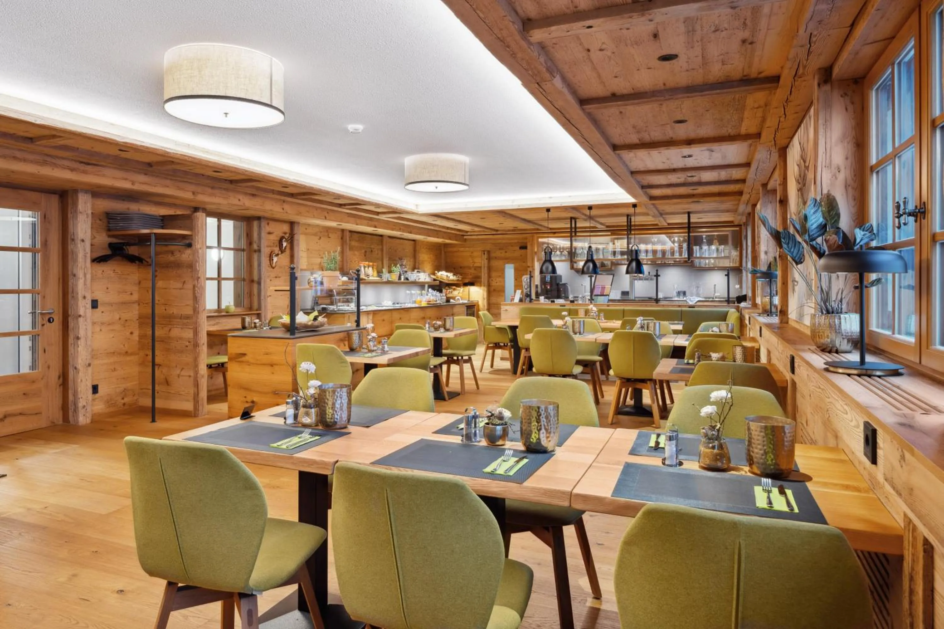 Restaurant/places to eat in Hotel Zeppelin