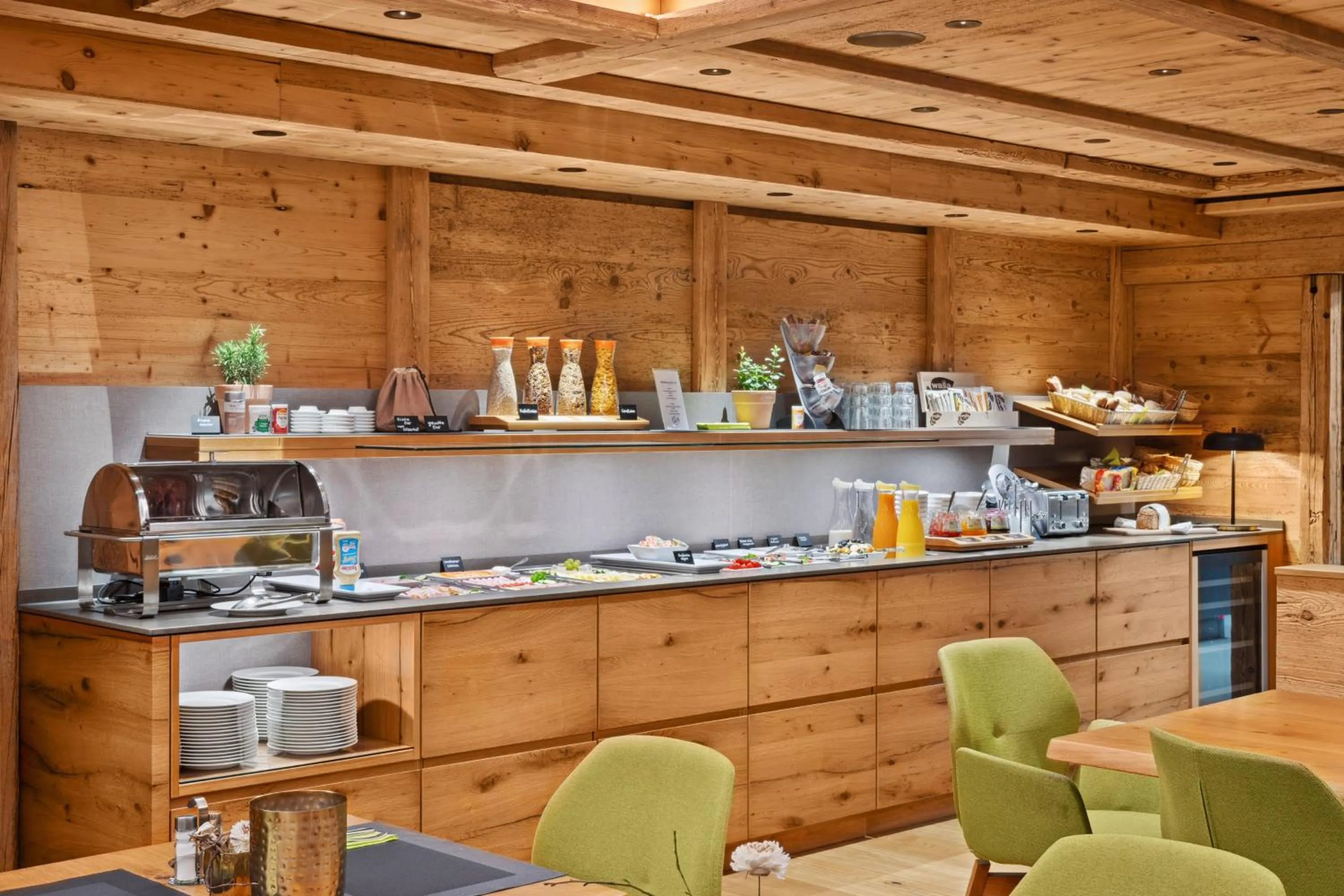 Restaurant/places to eat in Hotel Zeppelin