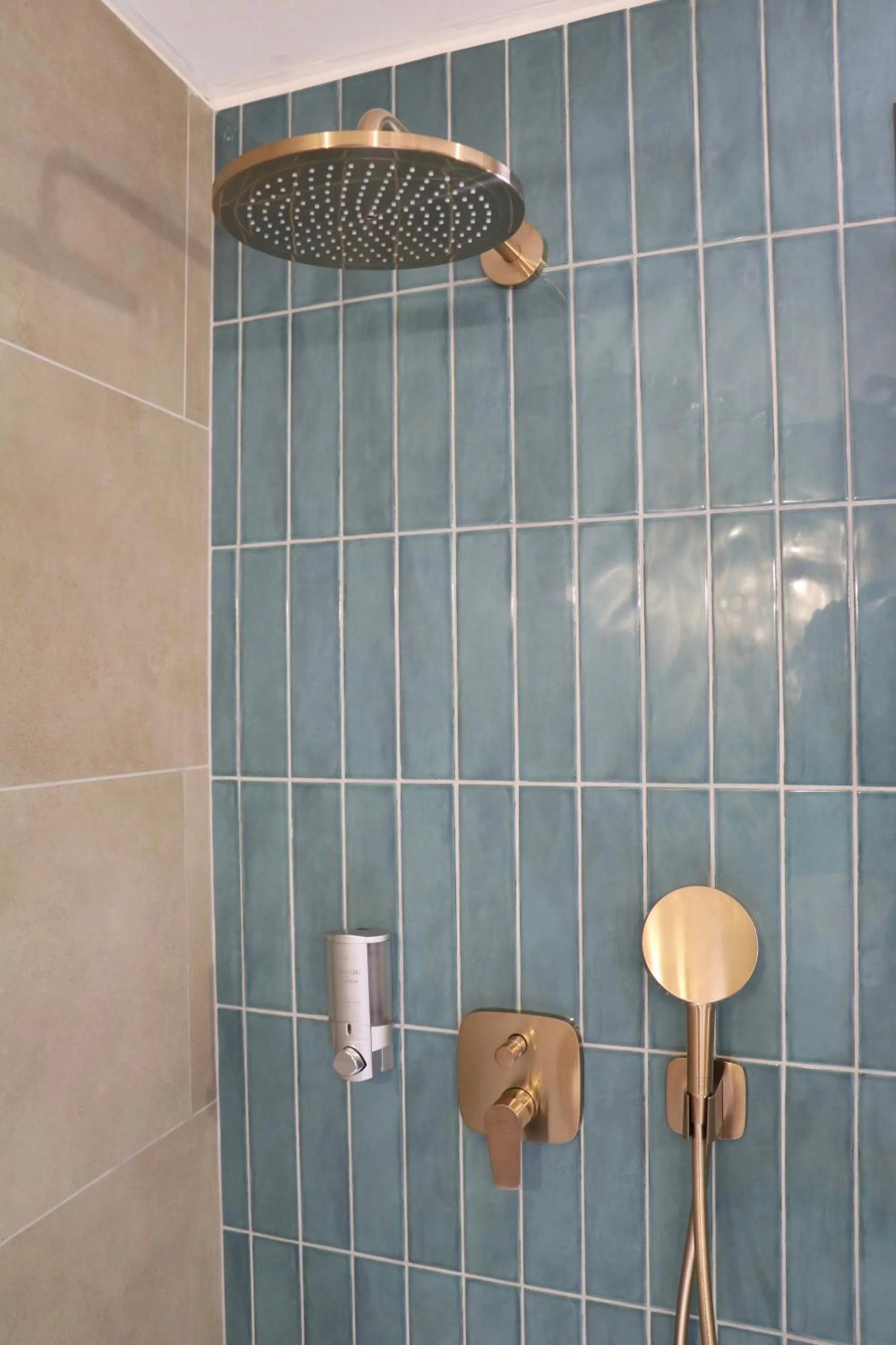 Shower in A Pasturella