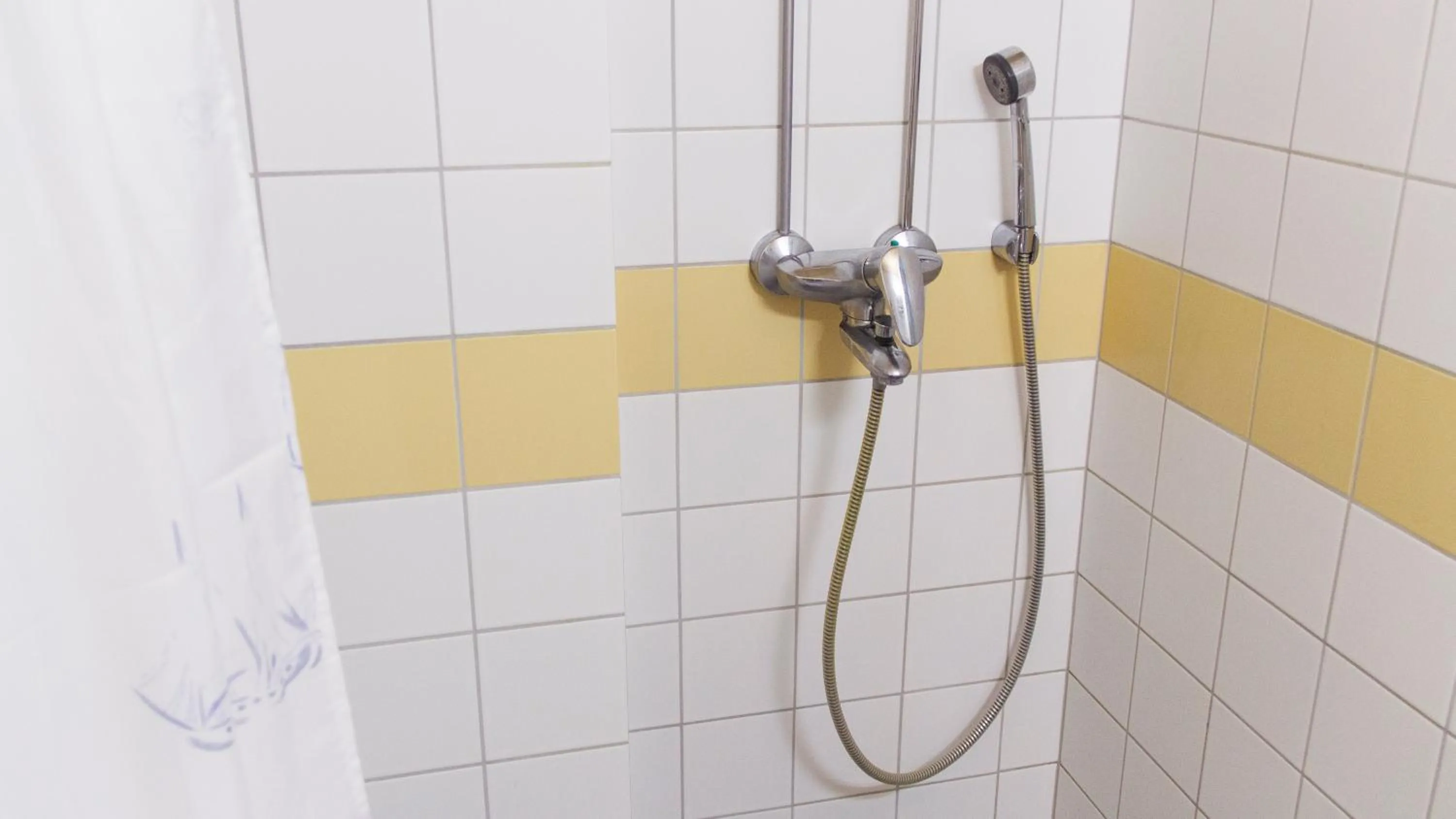 Shower in Summer Hotel Tähtelä, Alkio-opisto