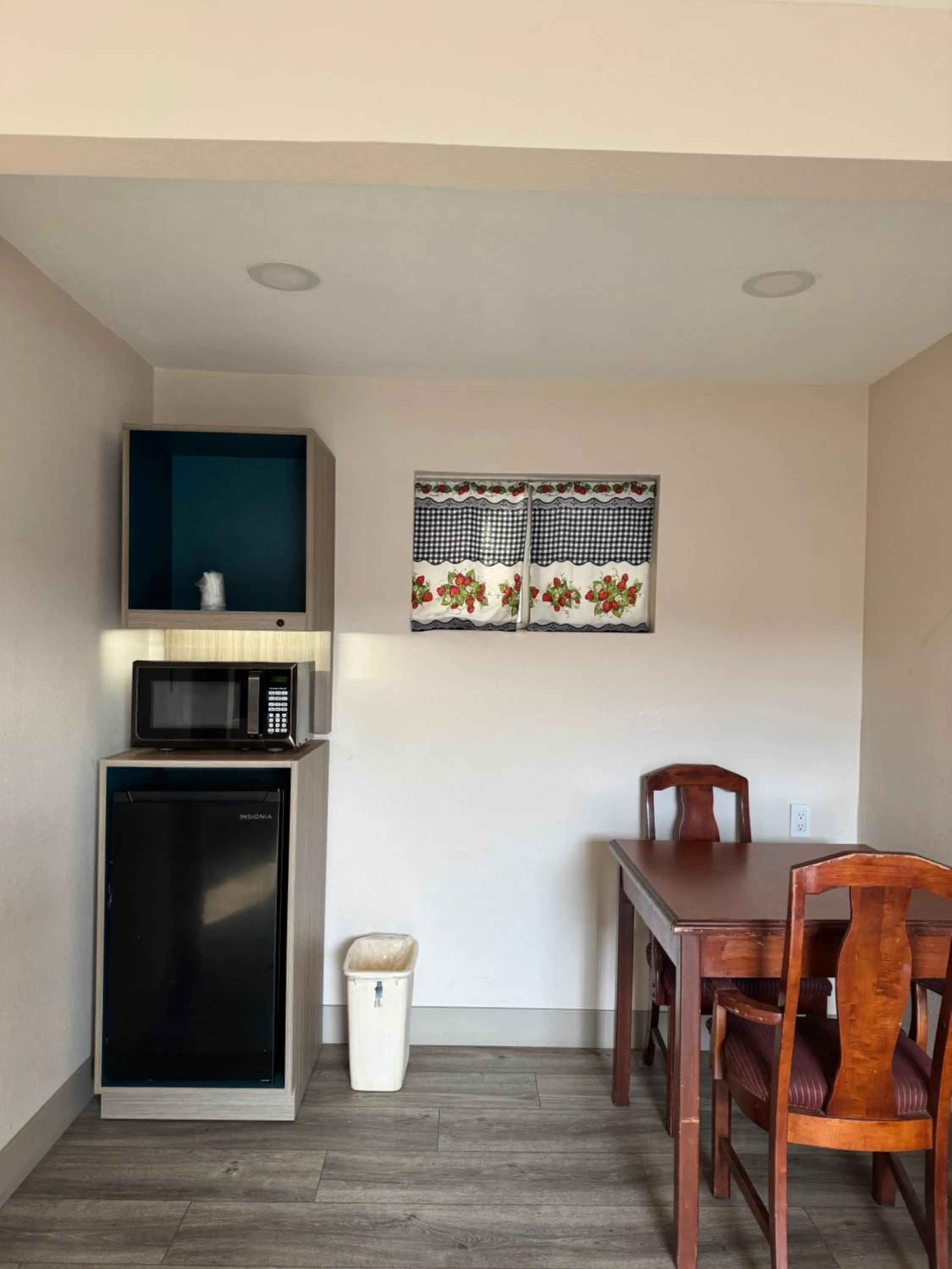 oven in Rodeway Inn Ventura Midtown