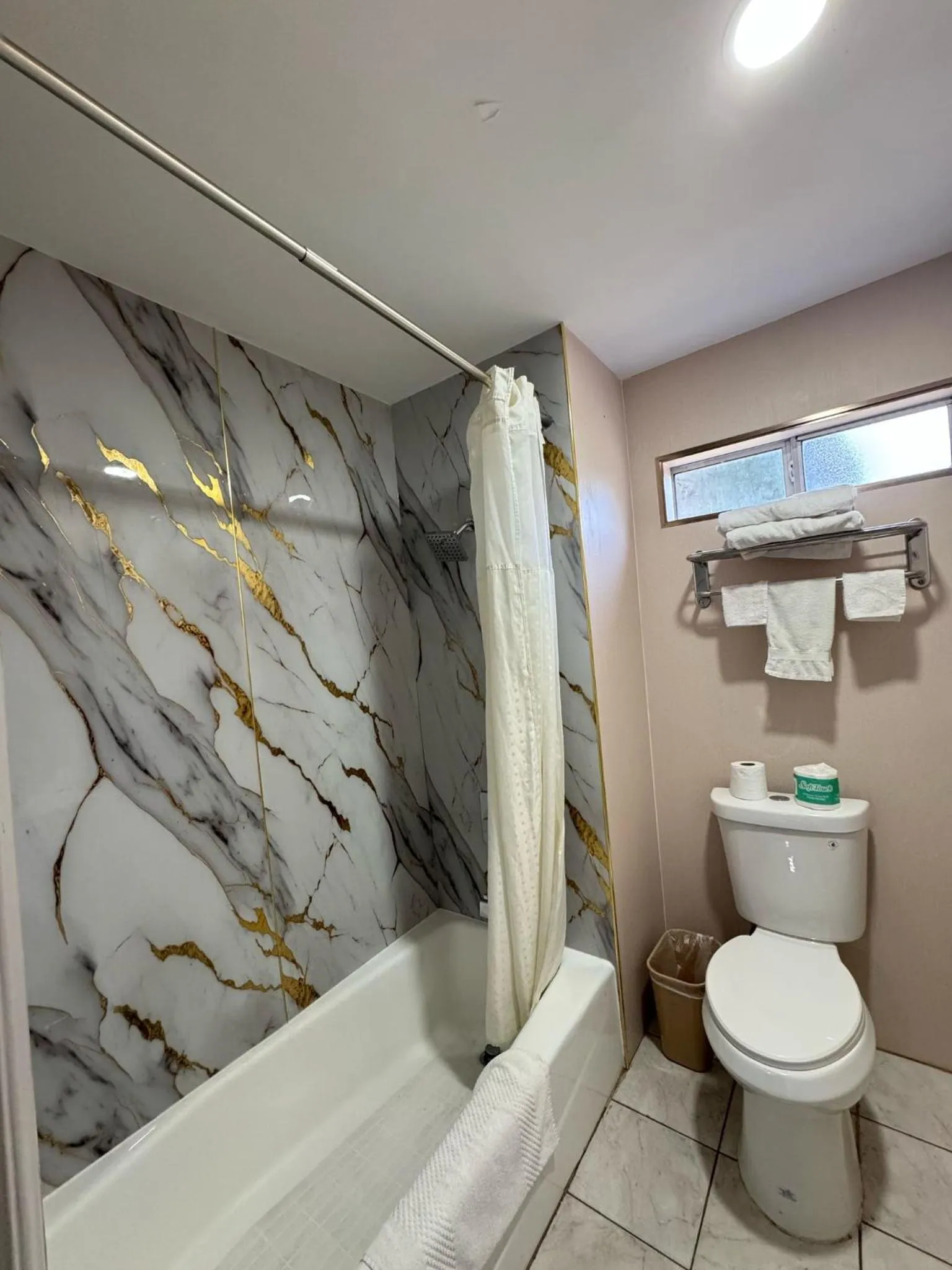 Bathroom in Rodeway Inn Ventura Midtown