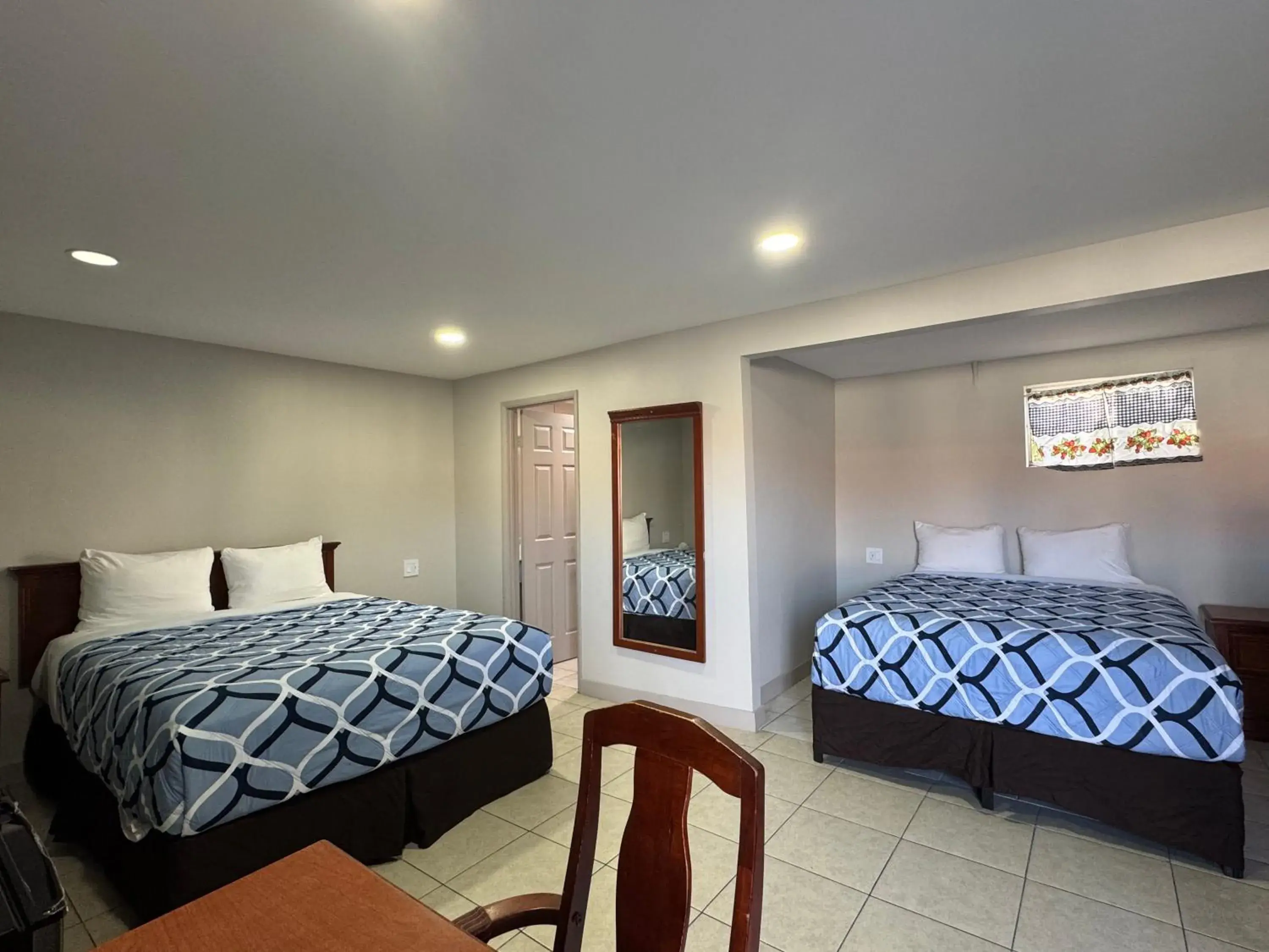 Queen Room with Two Queen Beds - Accessible/Non-Smoking in Rodeway Inn Ventura Midtown Queen Room with Two Queen Beds - Accessible/Non-Smoking in Rodeway Inn Ventura Midtown