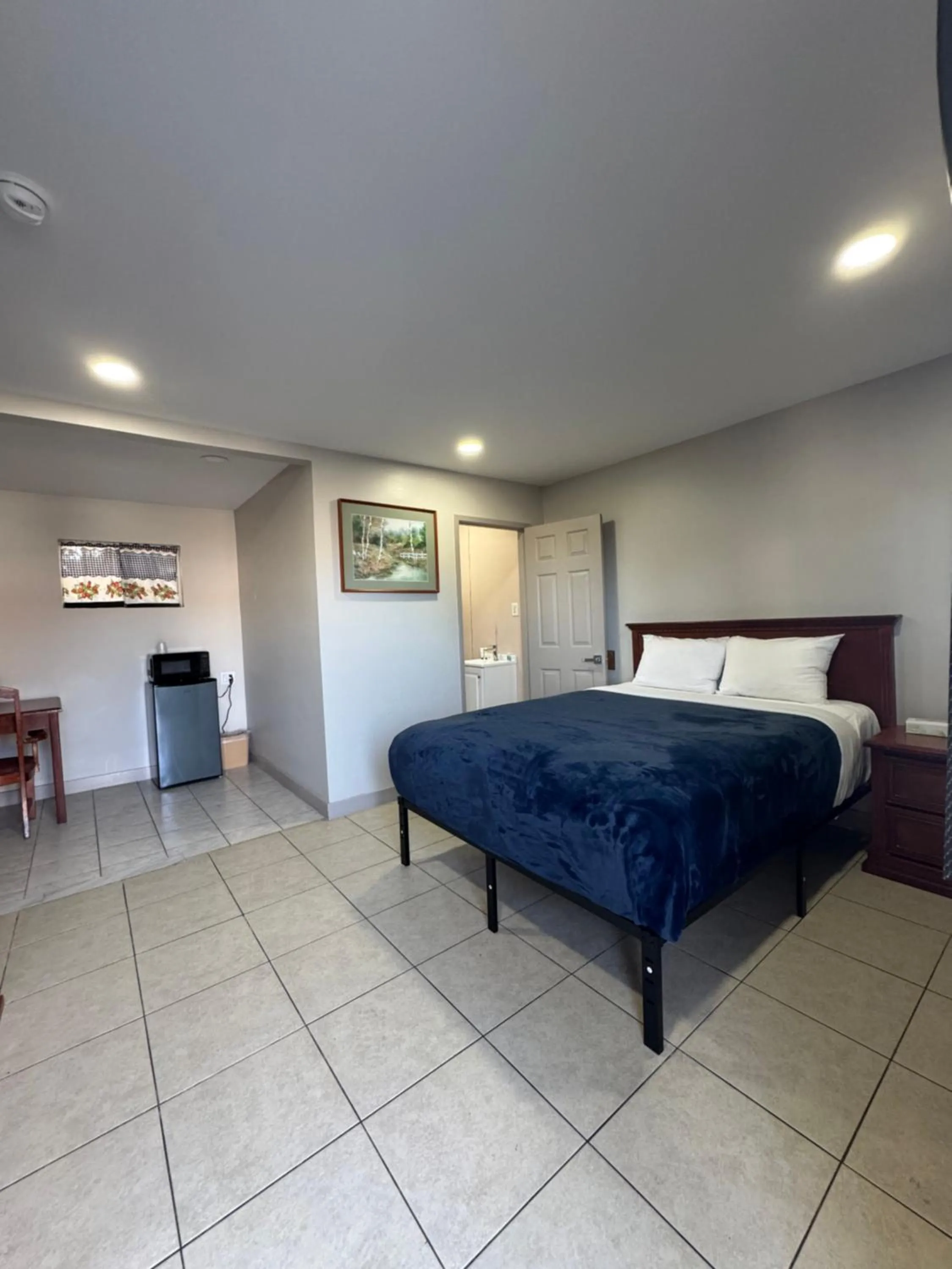 Photo of the whole room, Bed in Rodeway Inn Ventura Midtown