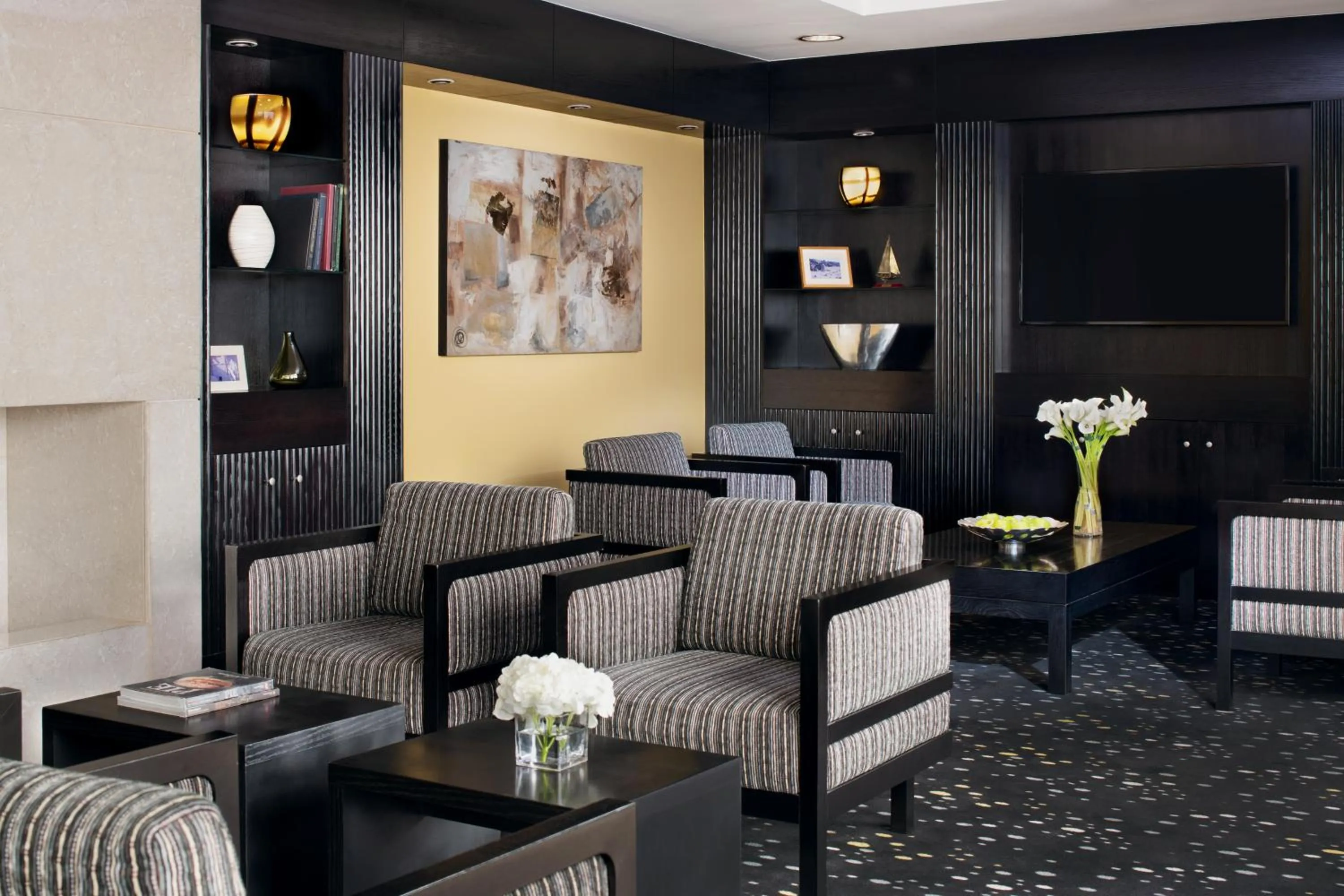 Lounge or bar in InterContinental Al Khobar by IHG