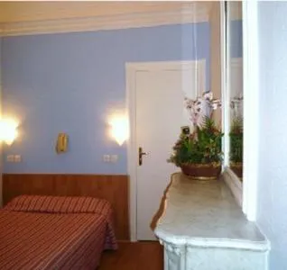 Photo of the whole room, Bed in Hôtel Du Brabant