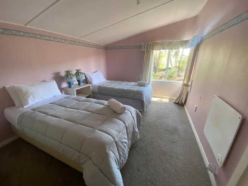 Bed in Garden Cottage - Lake Tekapo