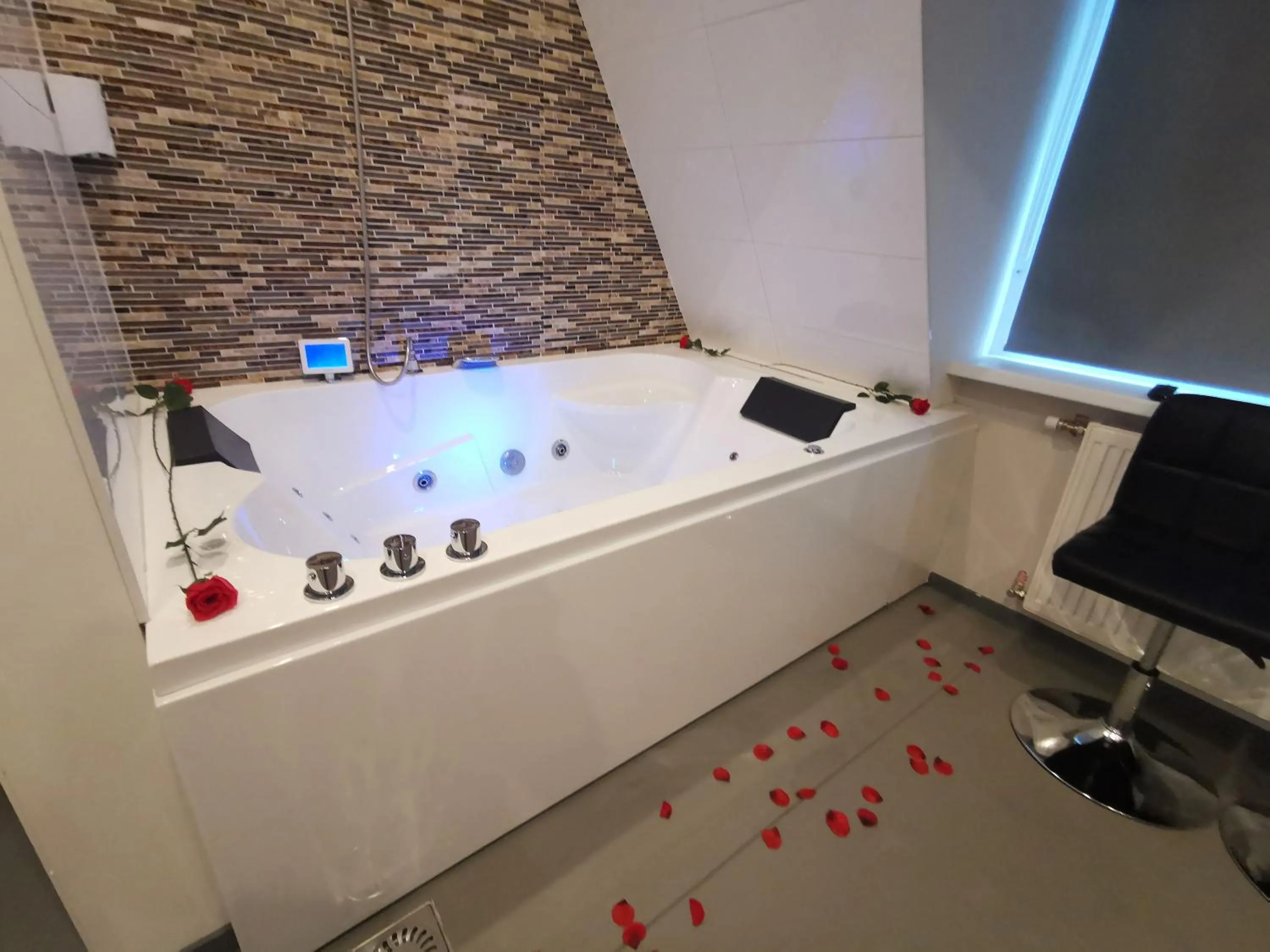 Triple Room with Bath in Wellness Suite Utrecht