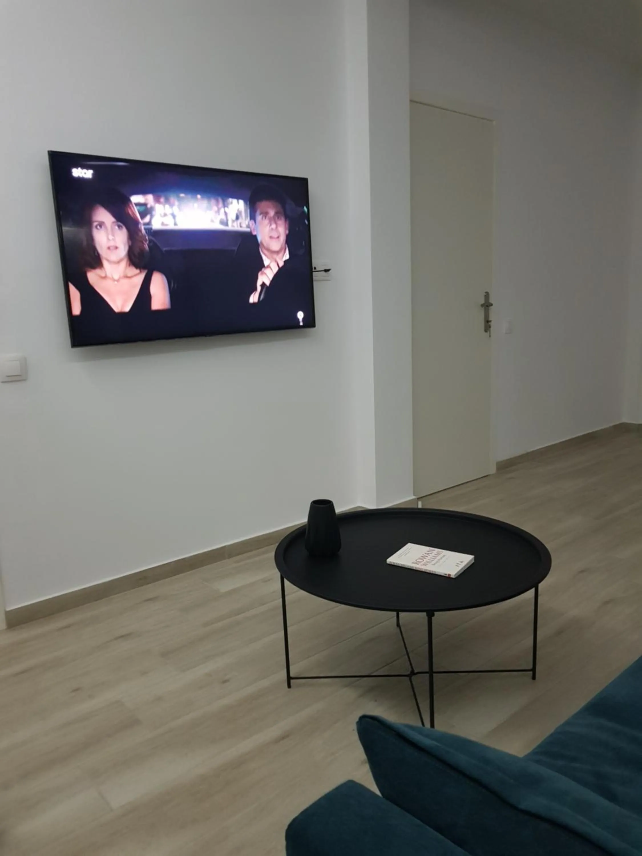 Communal lounge/ TV room in Ivory Lane City Center Luxury Suite