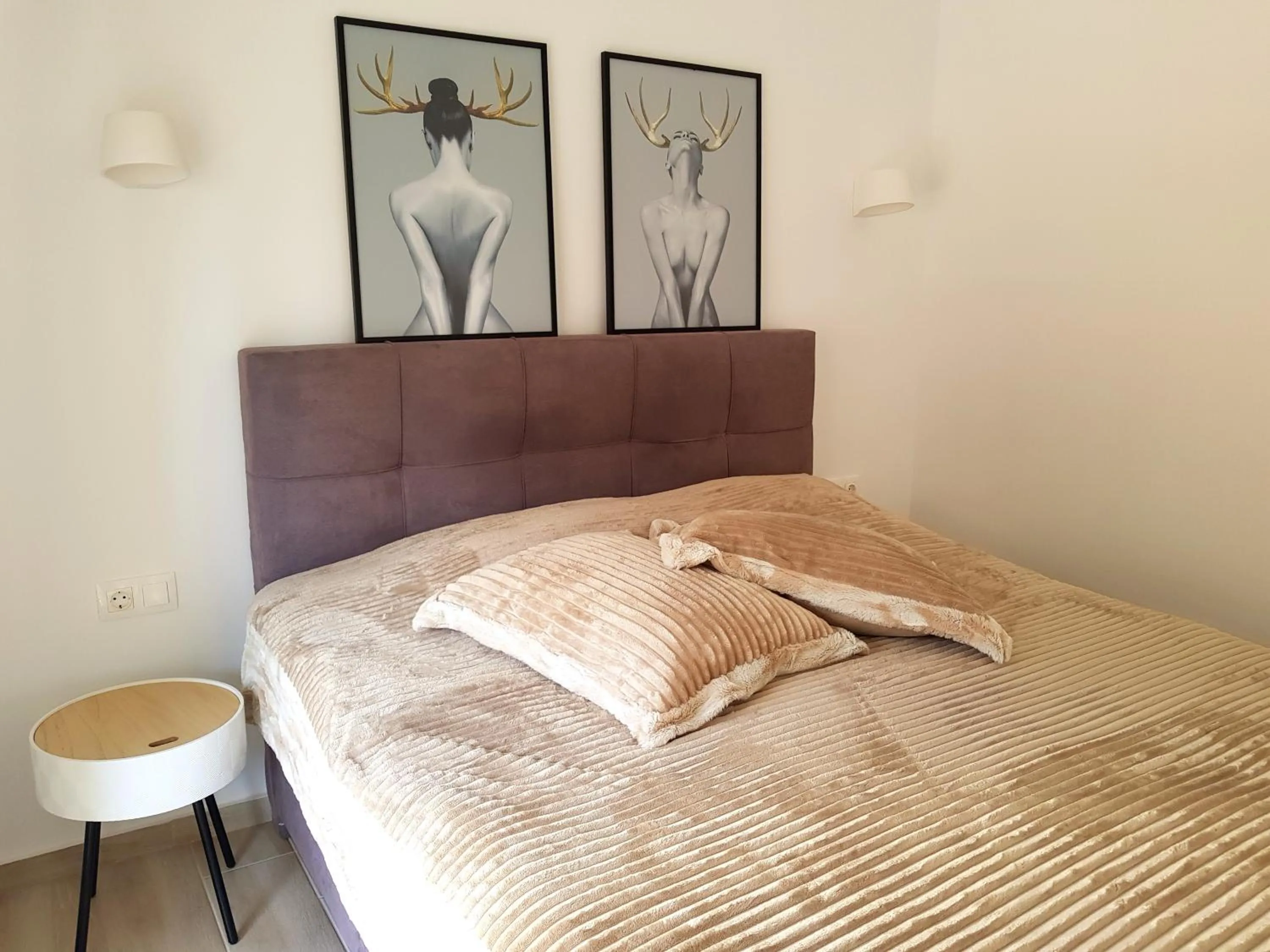 Bed in Ivory Lane City Center Luxury Suite