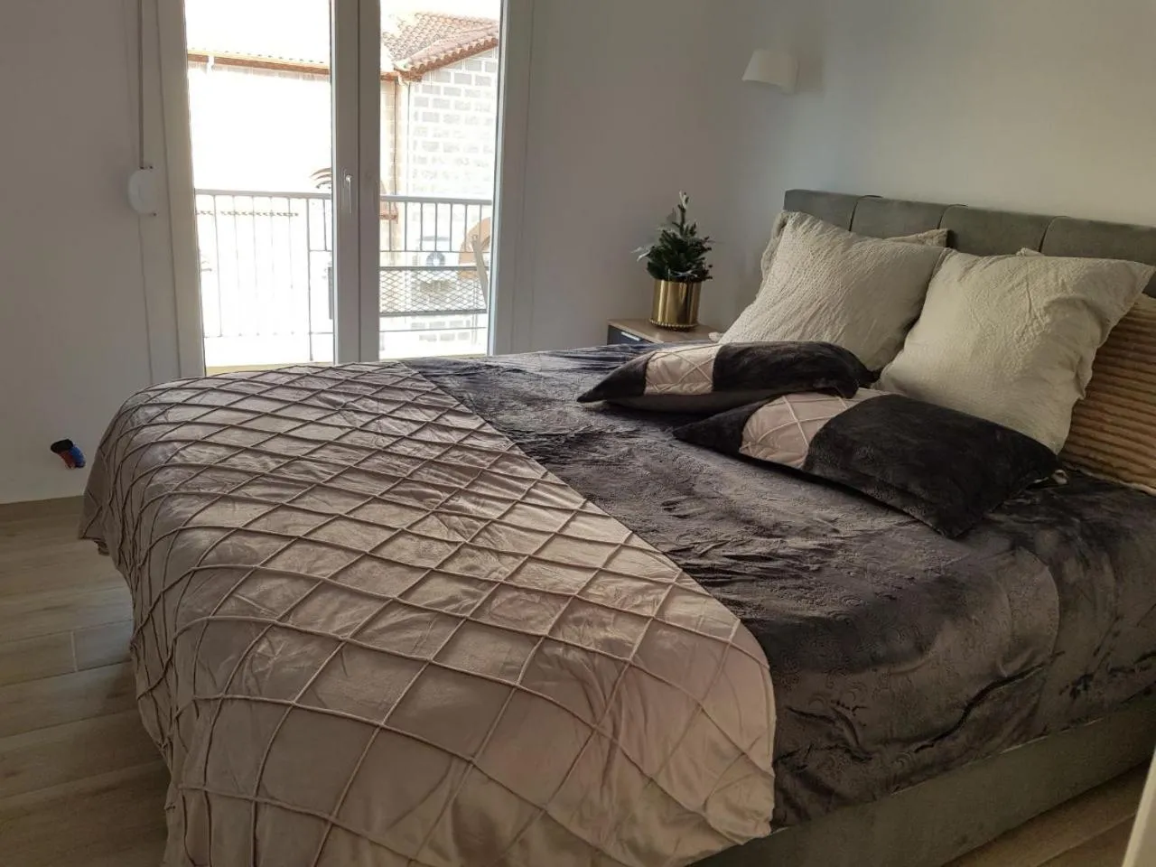 Bed in Ivory Lane City Center Luxury Suite
