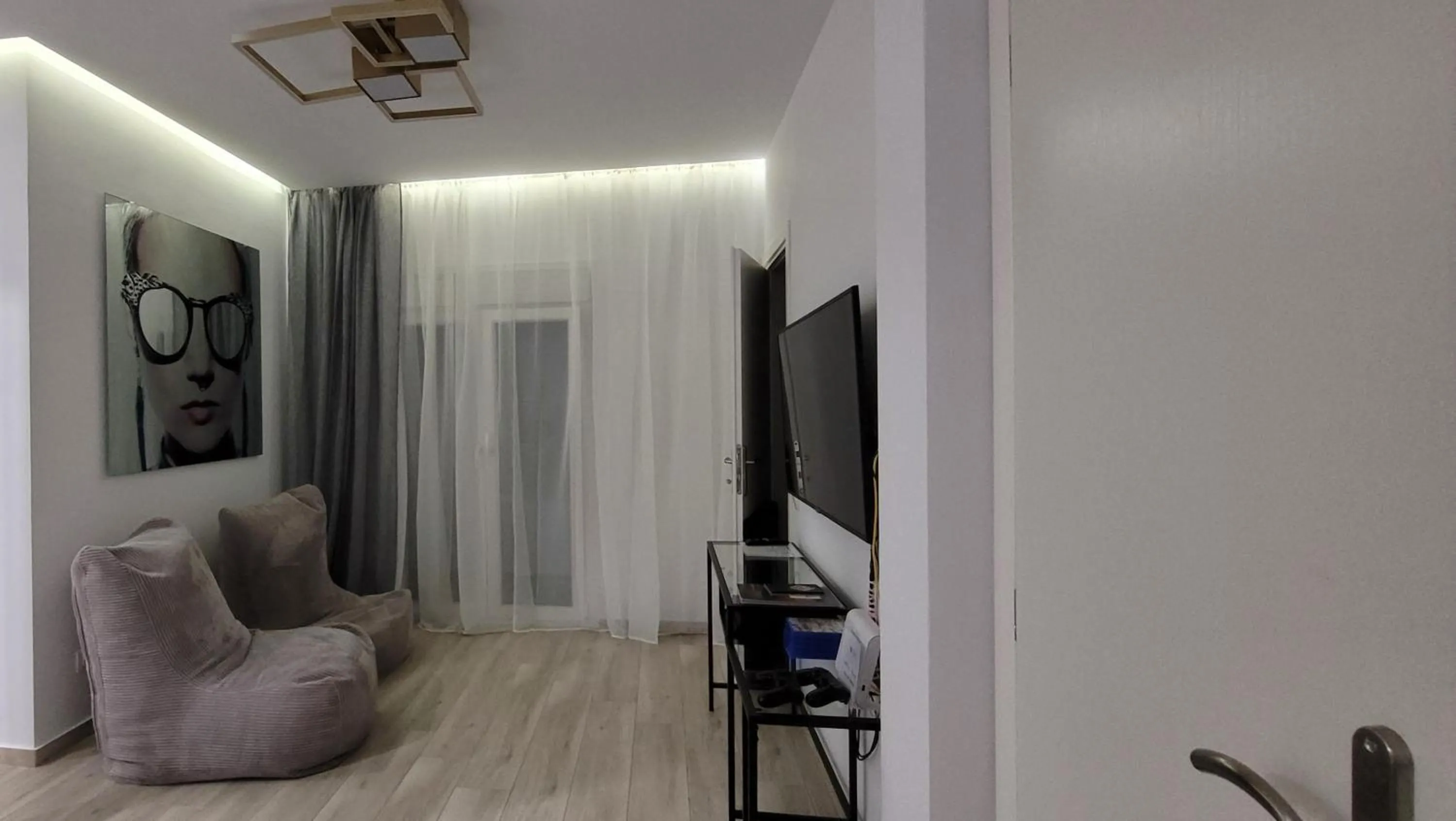 TV and multimedia in Ivory Lane City Center Luxury Suite