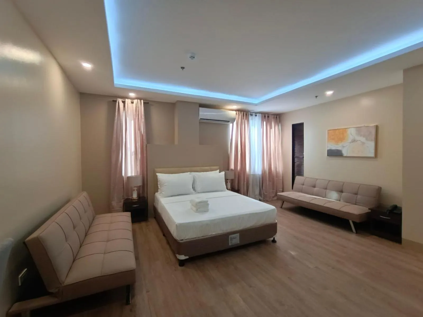 Photo of the whole room in Beaver Hotel