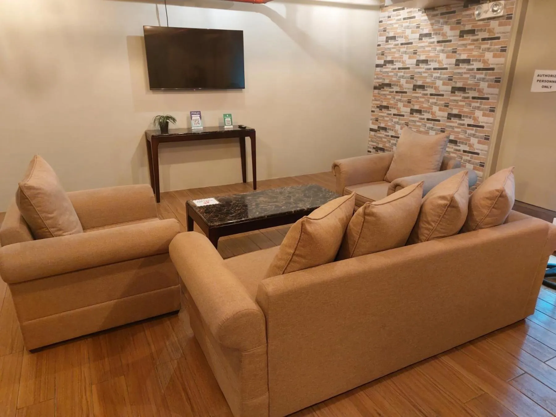 Communal lounge/ TV room in Beaver Hotel