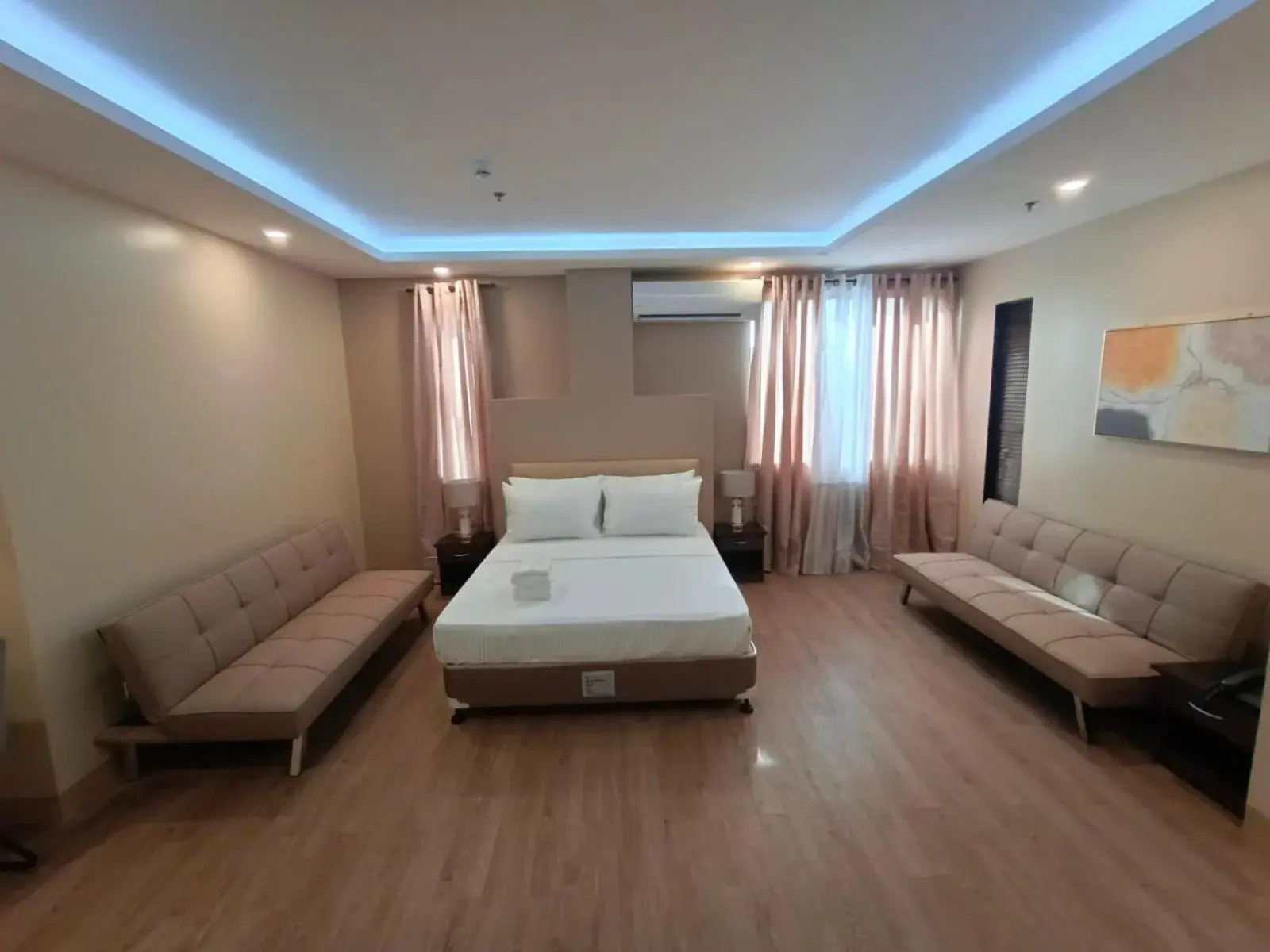 Photo of the whole room in Beaver Hotel Photo of the whole room in Beaver Hotel