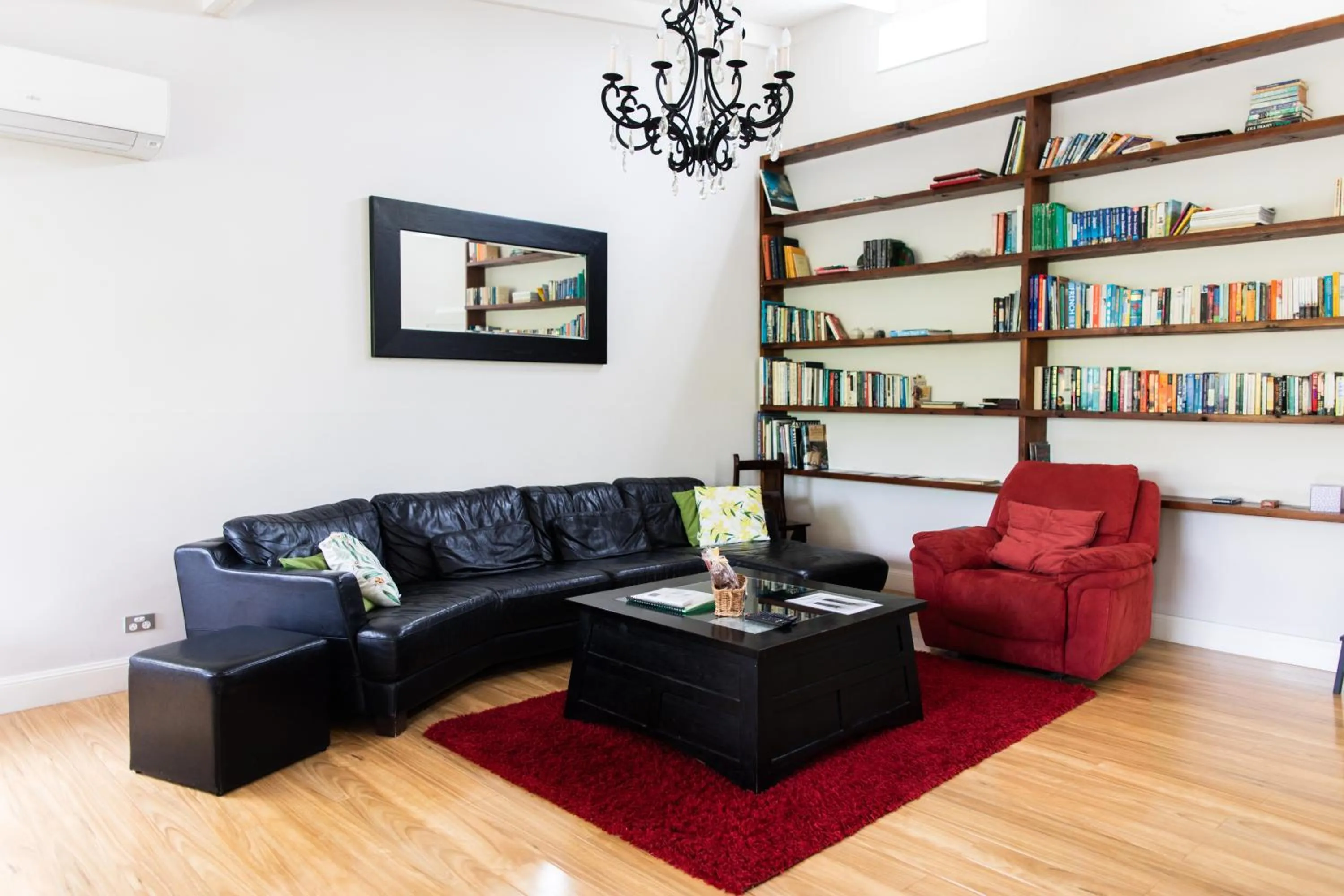 Living room in WildLife Lodge Katoomba