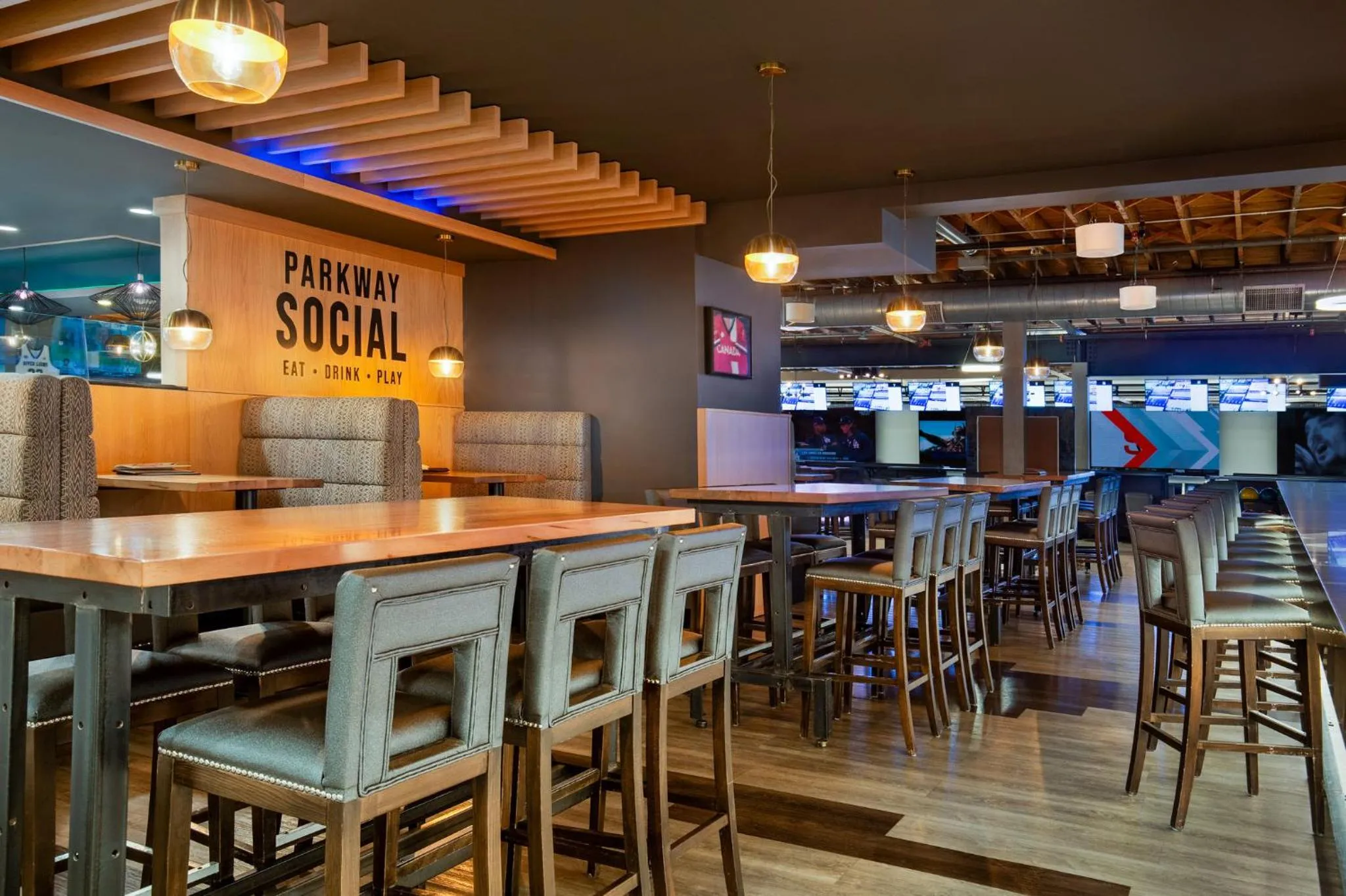 Lounge or bar in Holiday Inn Hotel & Suites St.Catharines-Niagara by IHG