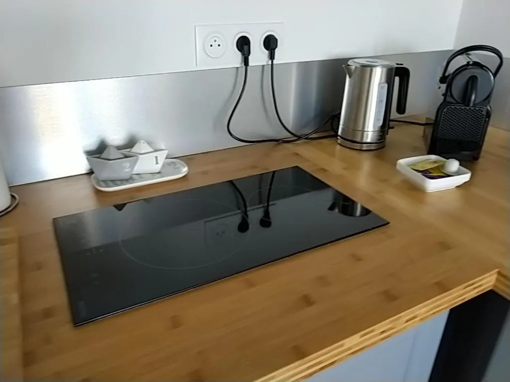 Kitchen or kitchenette in Studio Deauville-Les Marinas,vue mer et bassin