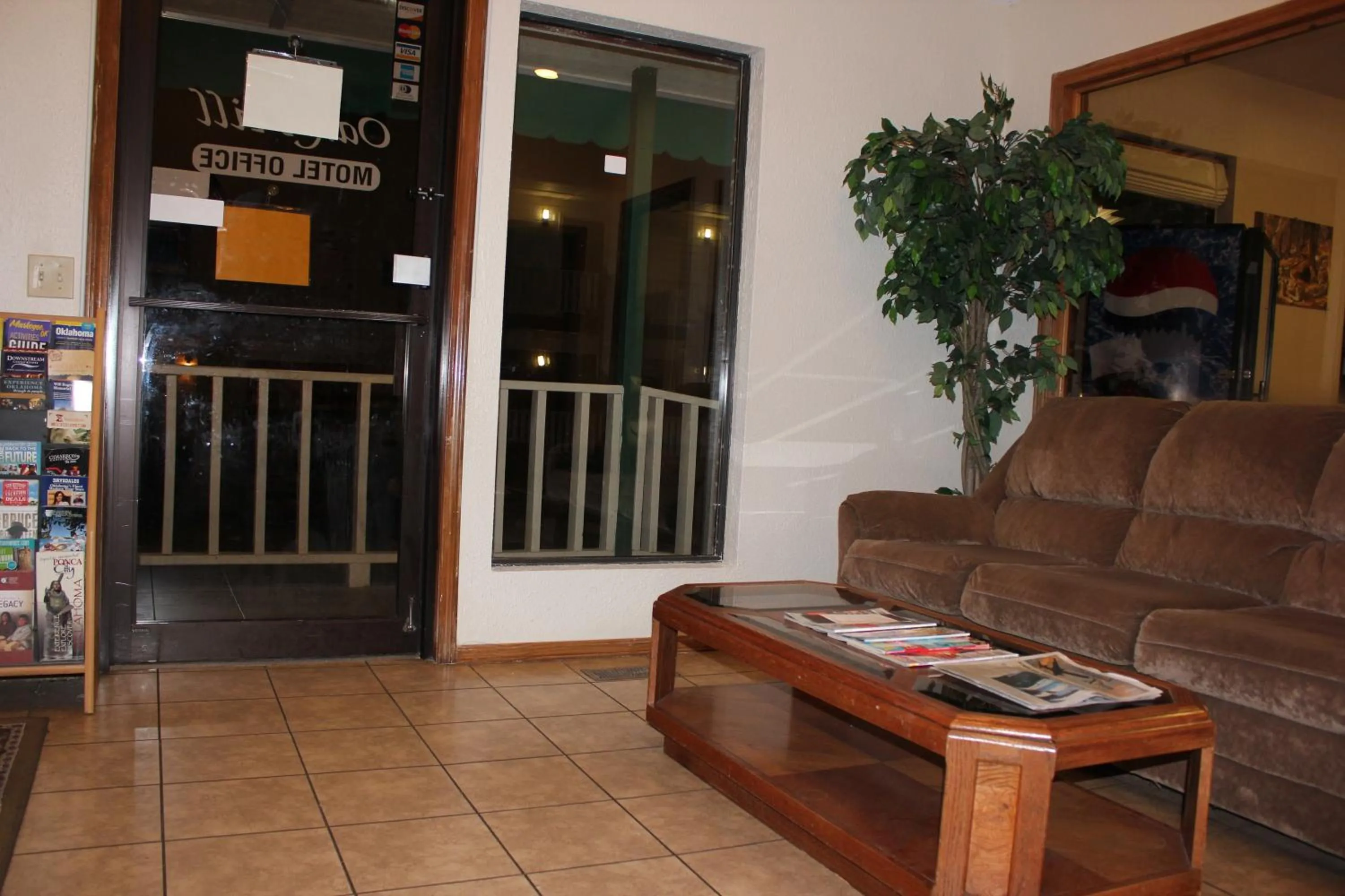 Seating area in Oakhill Inn Tahlequah