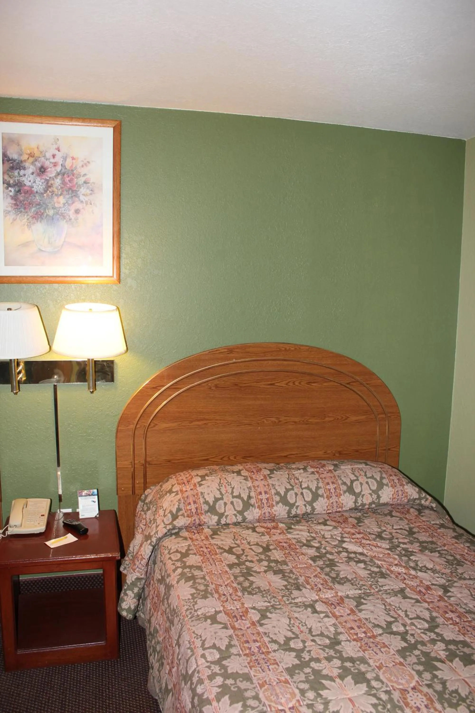 Bed in Oakhill Inn Tahlequah