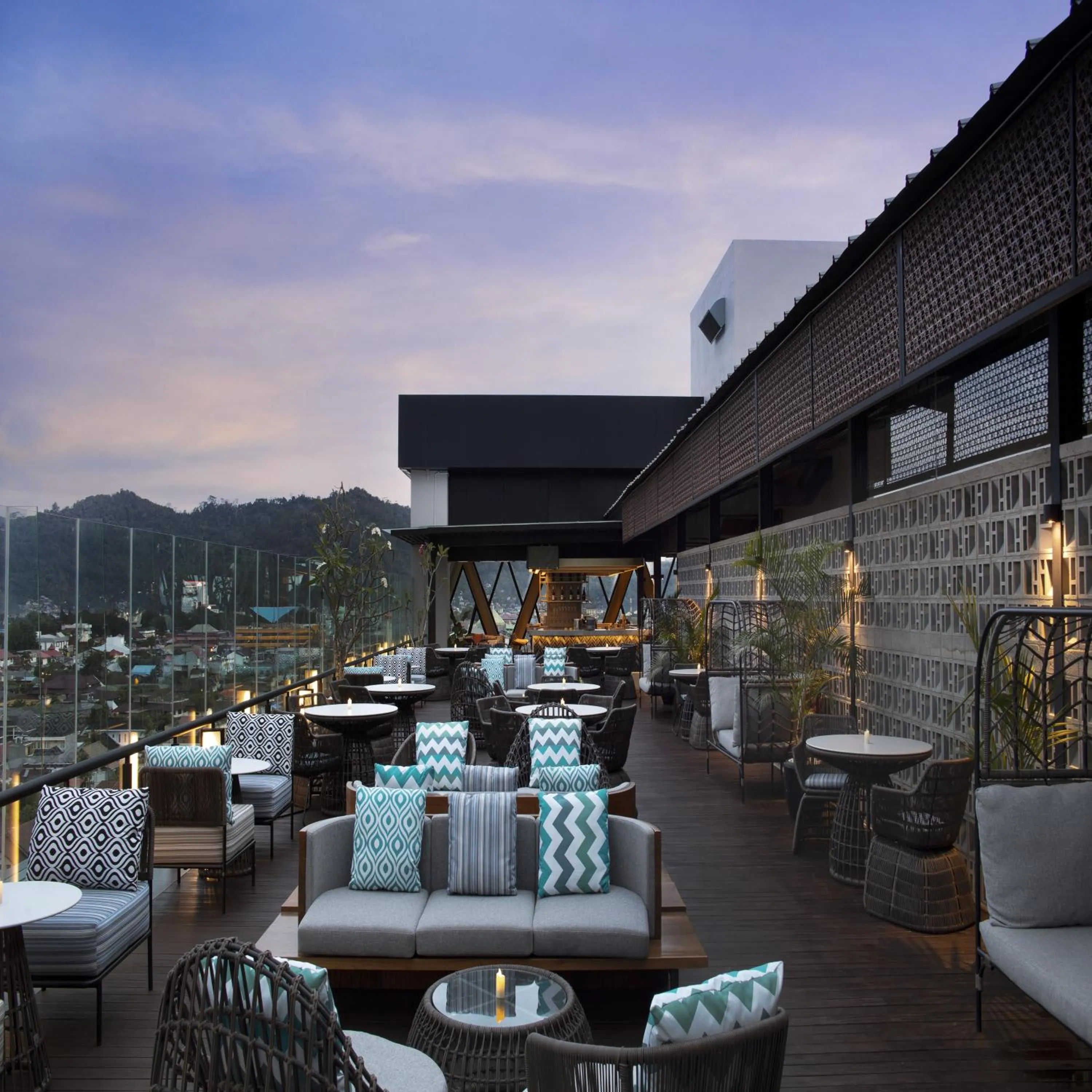 Restaurant/places to eat in Hotel Santika Premiere Padang