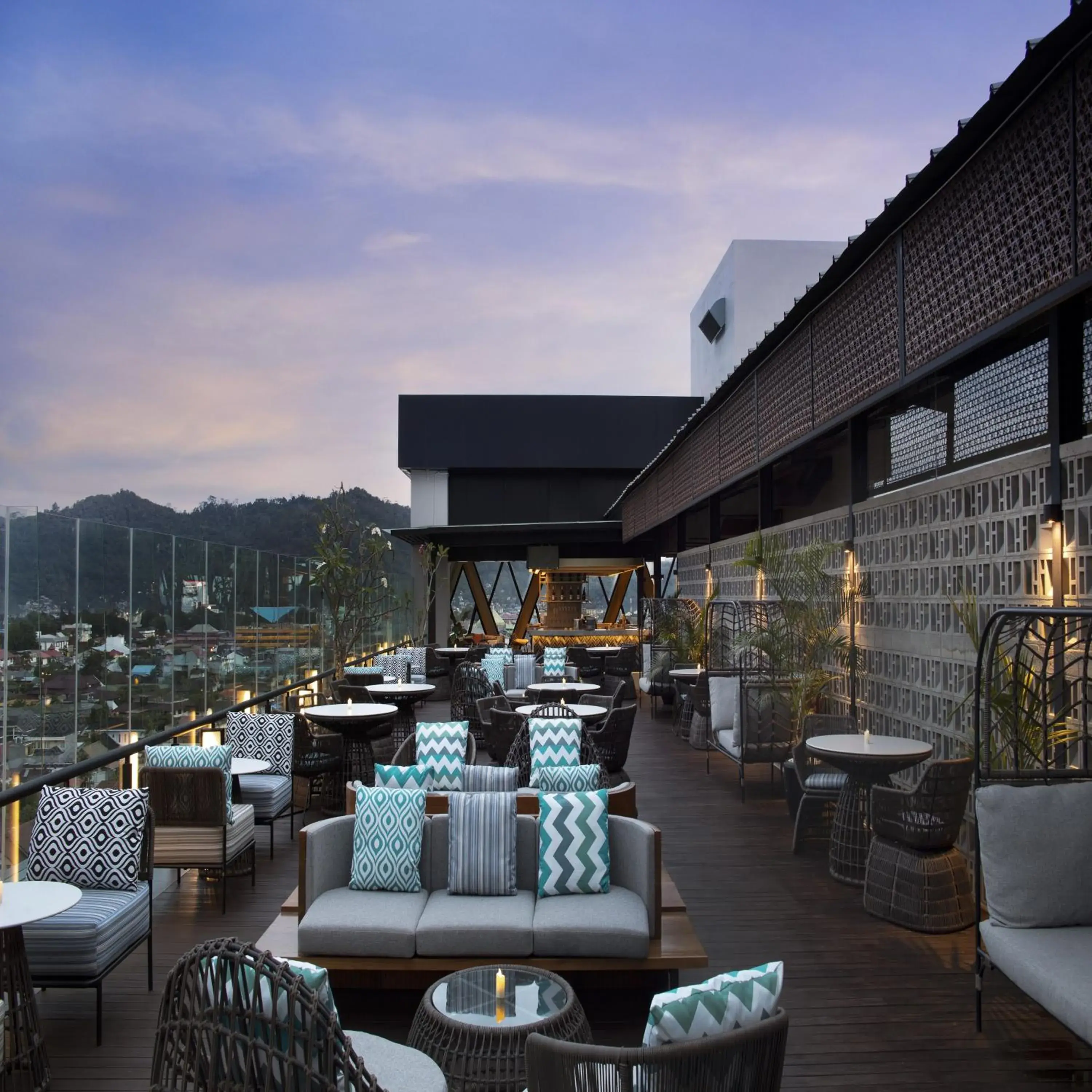 Restaurant/places to eat in Hotel Santika Premiere Padang Restaurant/places to eat in Hotel Santika Premiere Padang