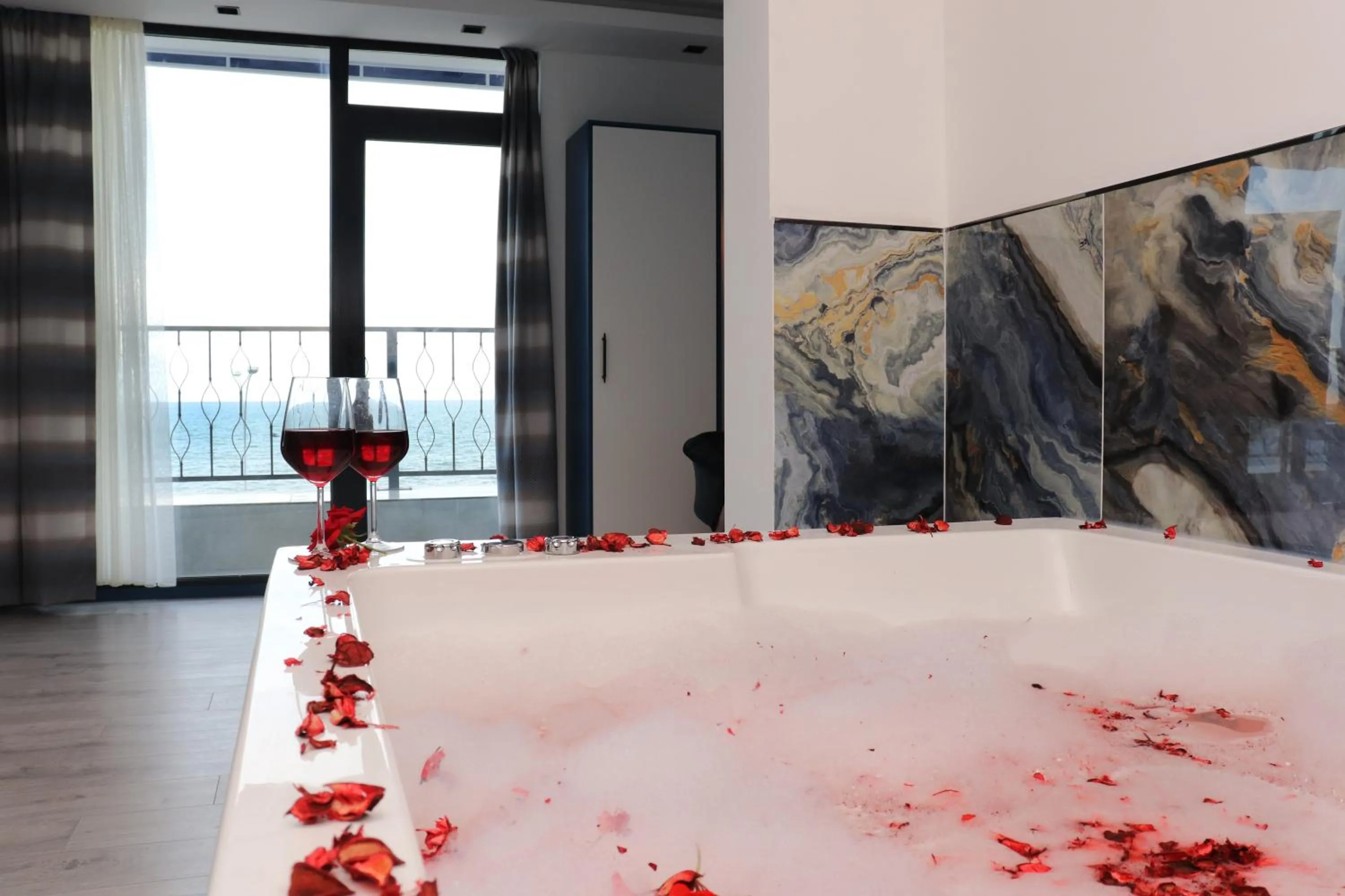 Hot Tub in Blue Ay Boutique Hotel