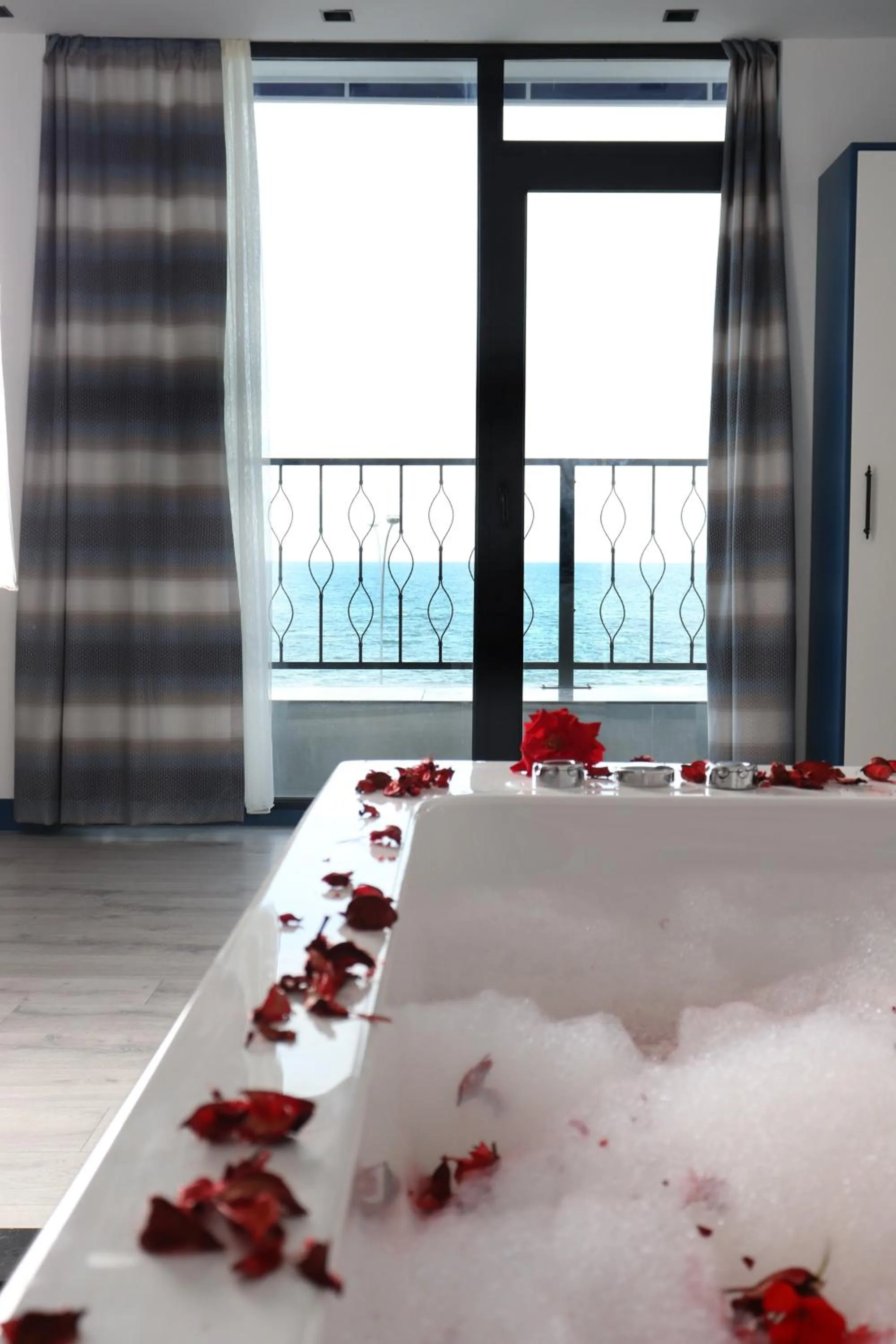 Hot Tub in Blue Ay Boutique Hotel