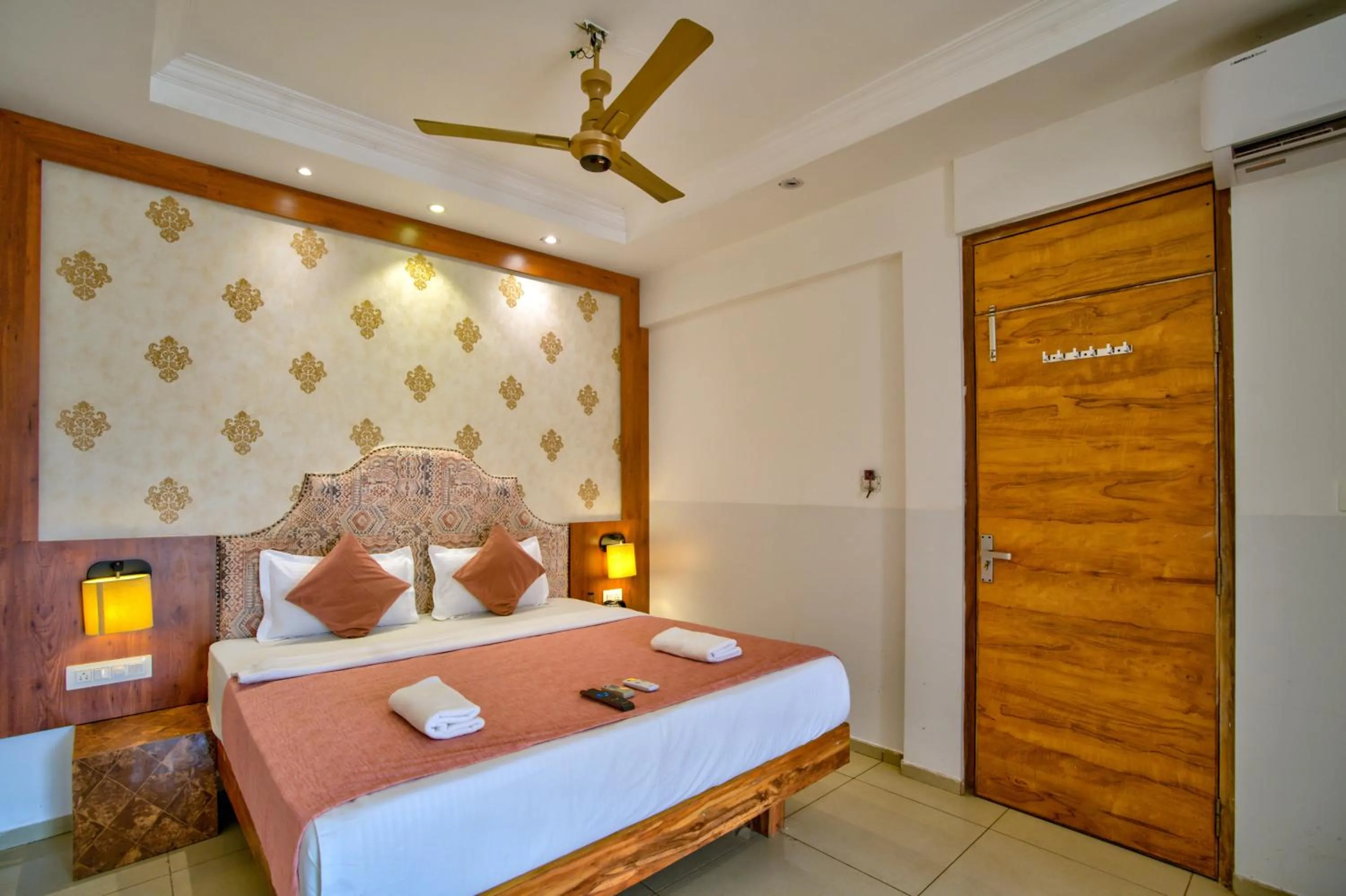 Photo of the whole room, Bed in Hotel Sea Sapphire ,Calangute