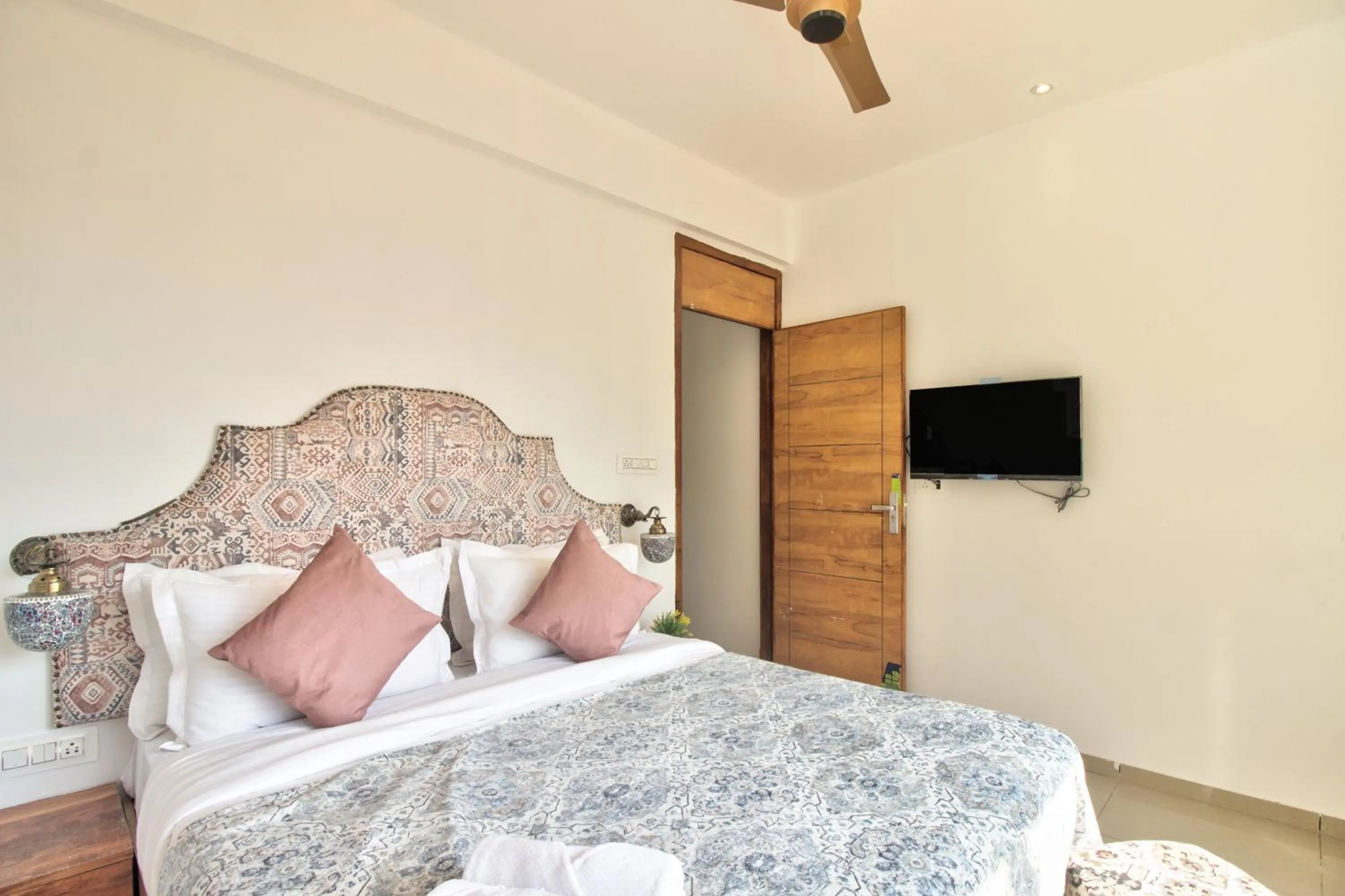 Bedroom, Bed in Hotel Sea Sapphire ,Calangute