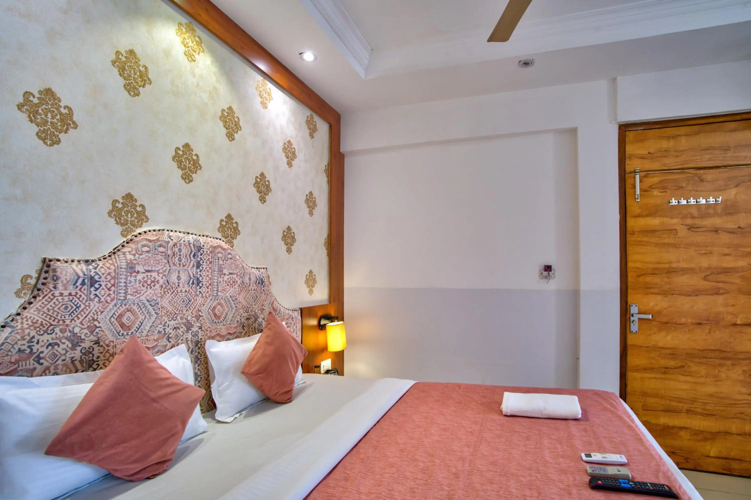 Photo of the whole room, Bed in Hotel Sea Sapphire ,Calangute