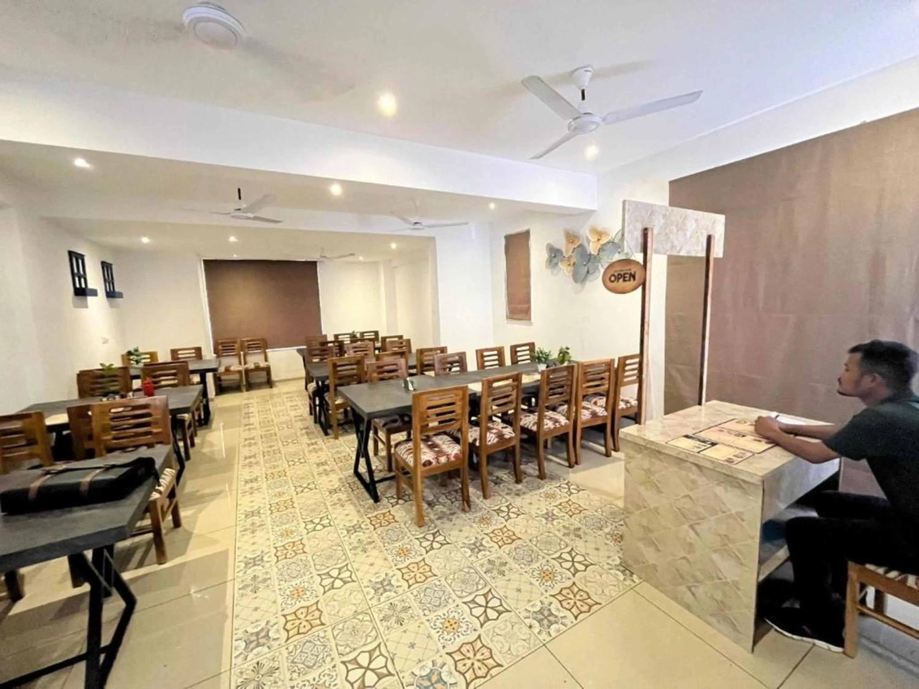 Restaurant/places to eat in Hotel Sea Sapphire ,Calangute