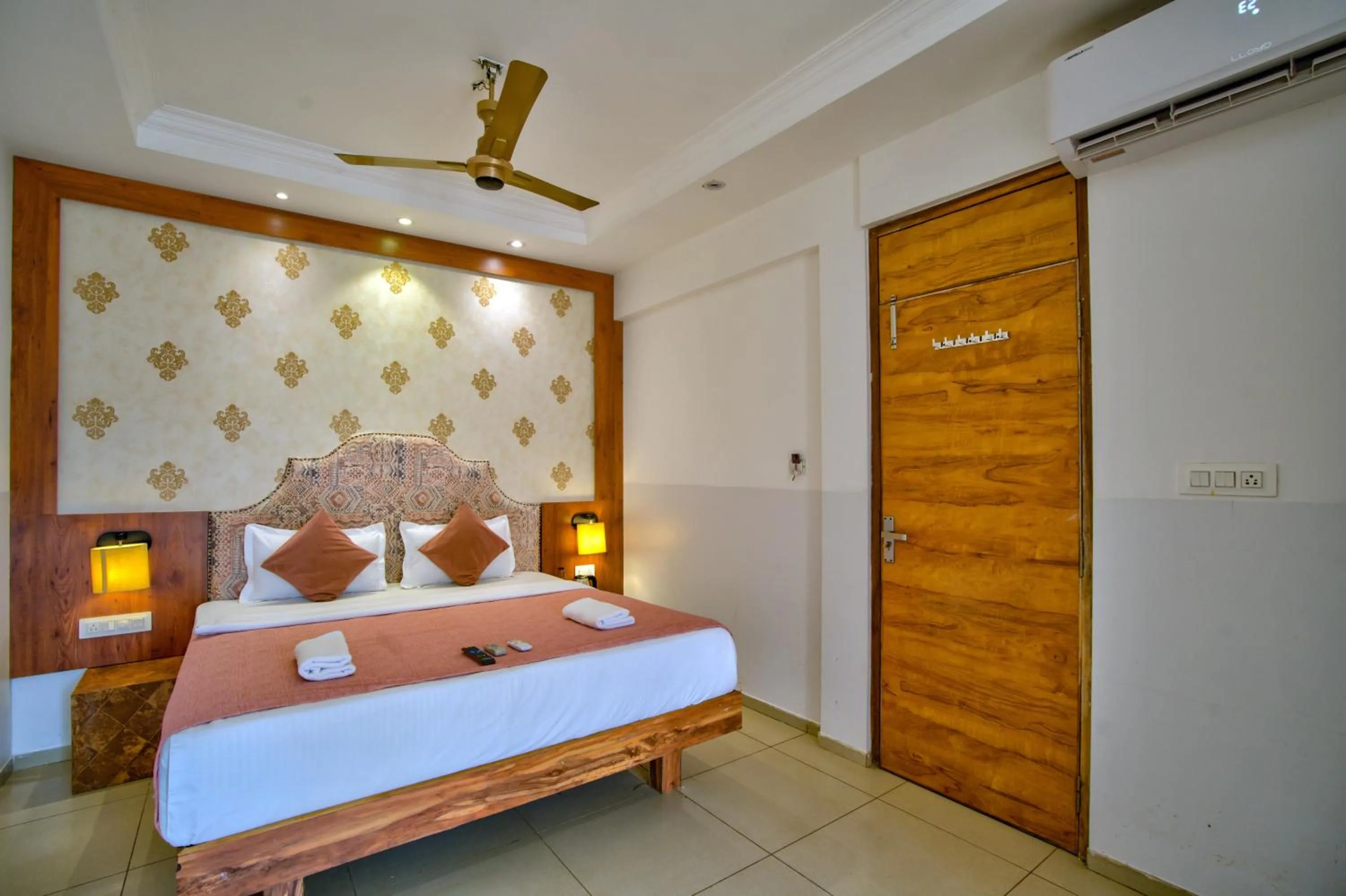 Photo of the whole room, Bed in Hotel Sea Sapphire ,Calangute