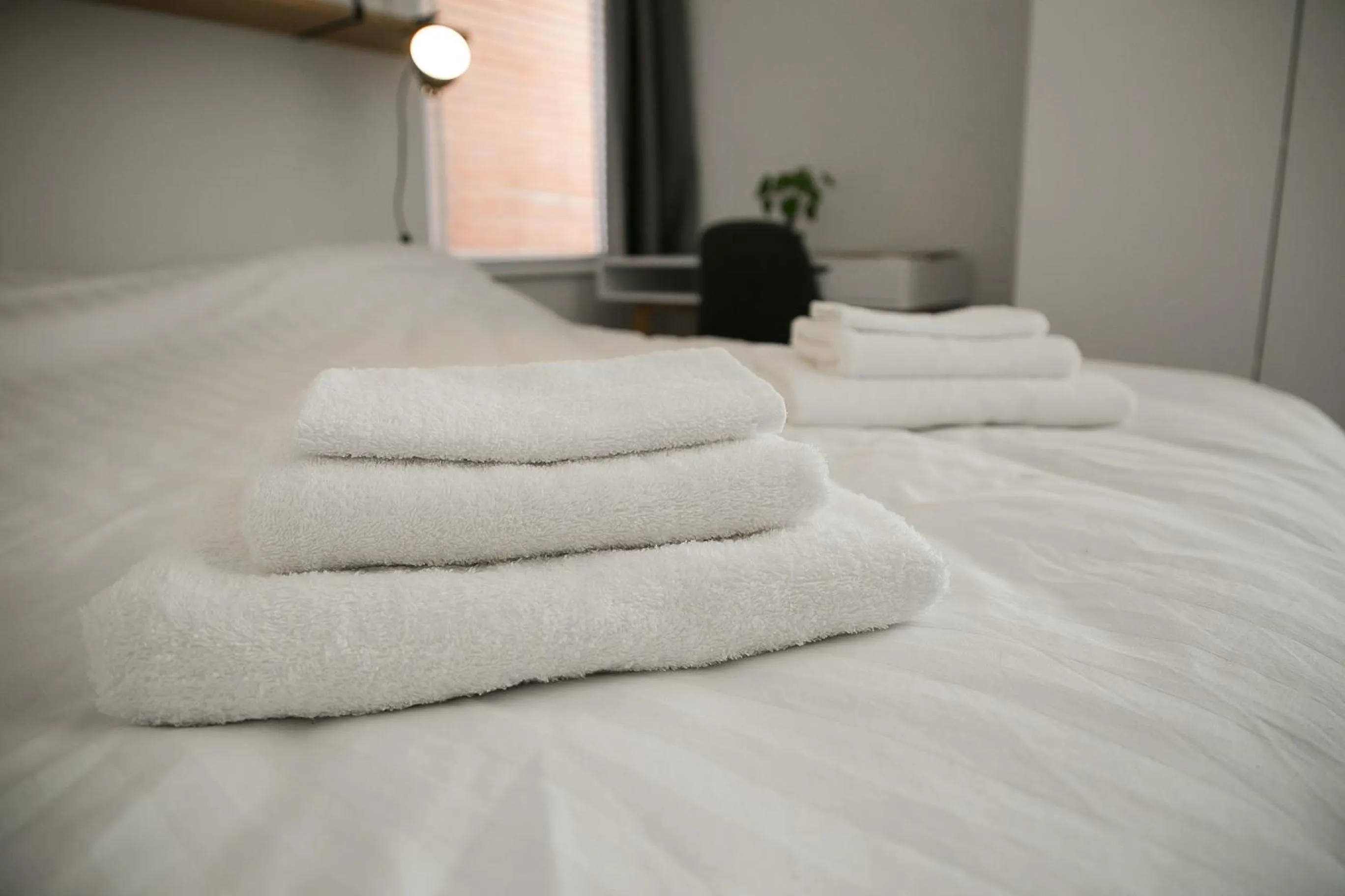 towels, Bed in Four Star Apartments - Keizerstraat