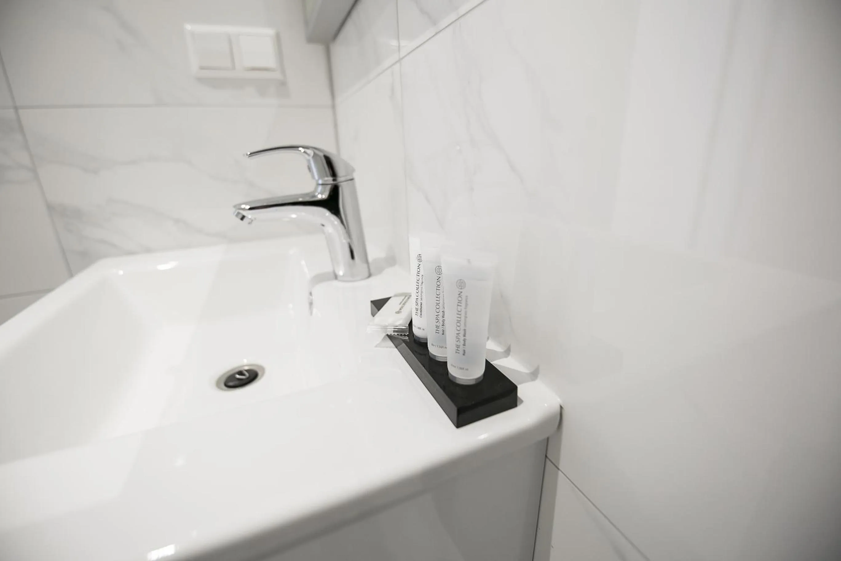 Bathroom in Four Star Apartments - Keizerstraat