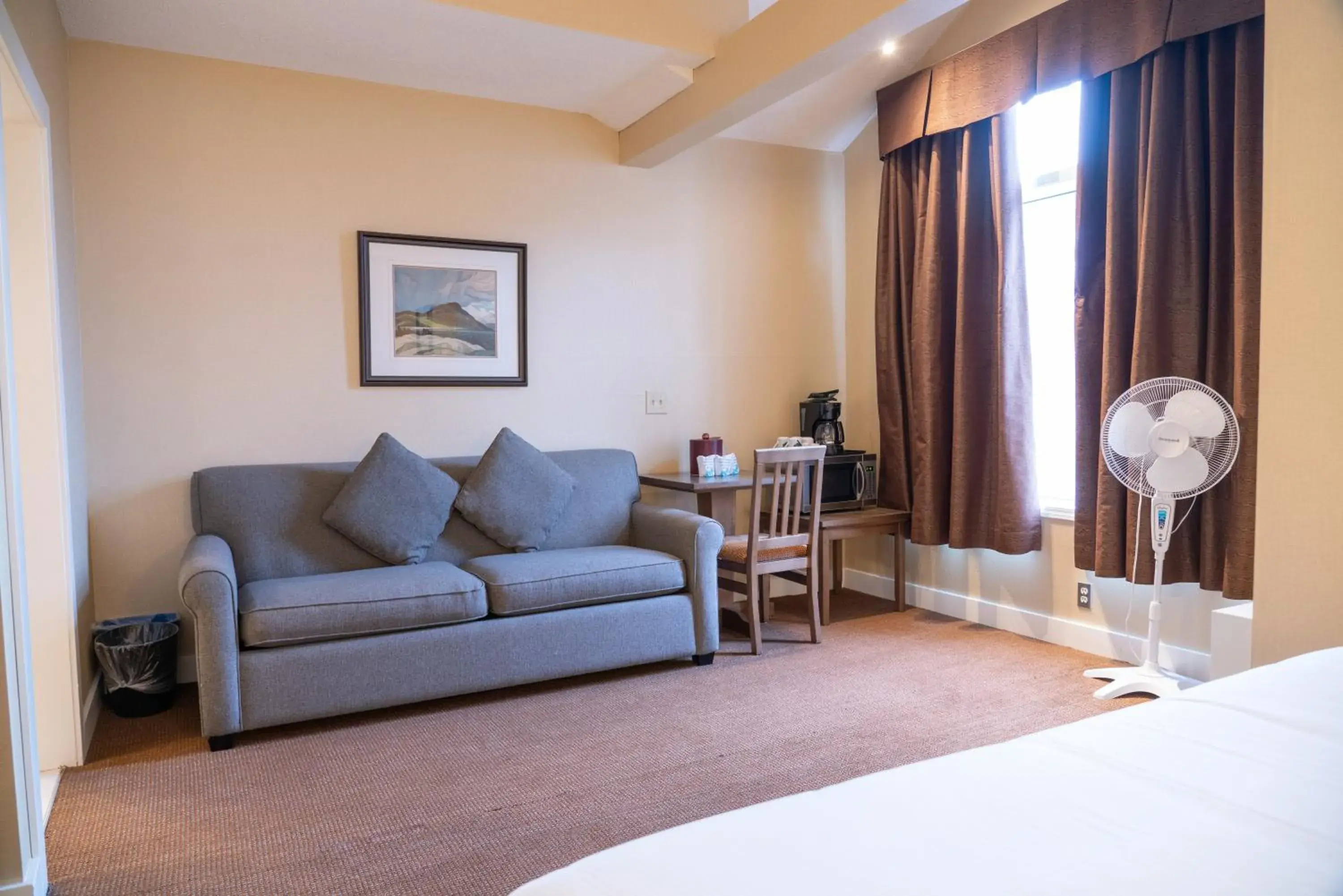 Seating area, Bed in Irwin's Mountain Inn Seating area, Bed in Irwin's Mountain Inn