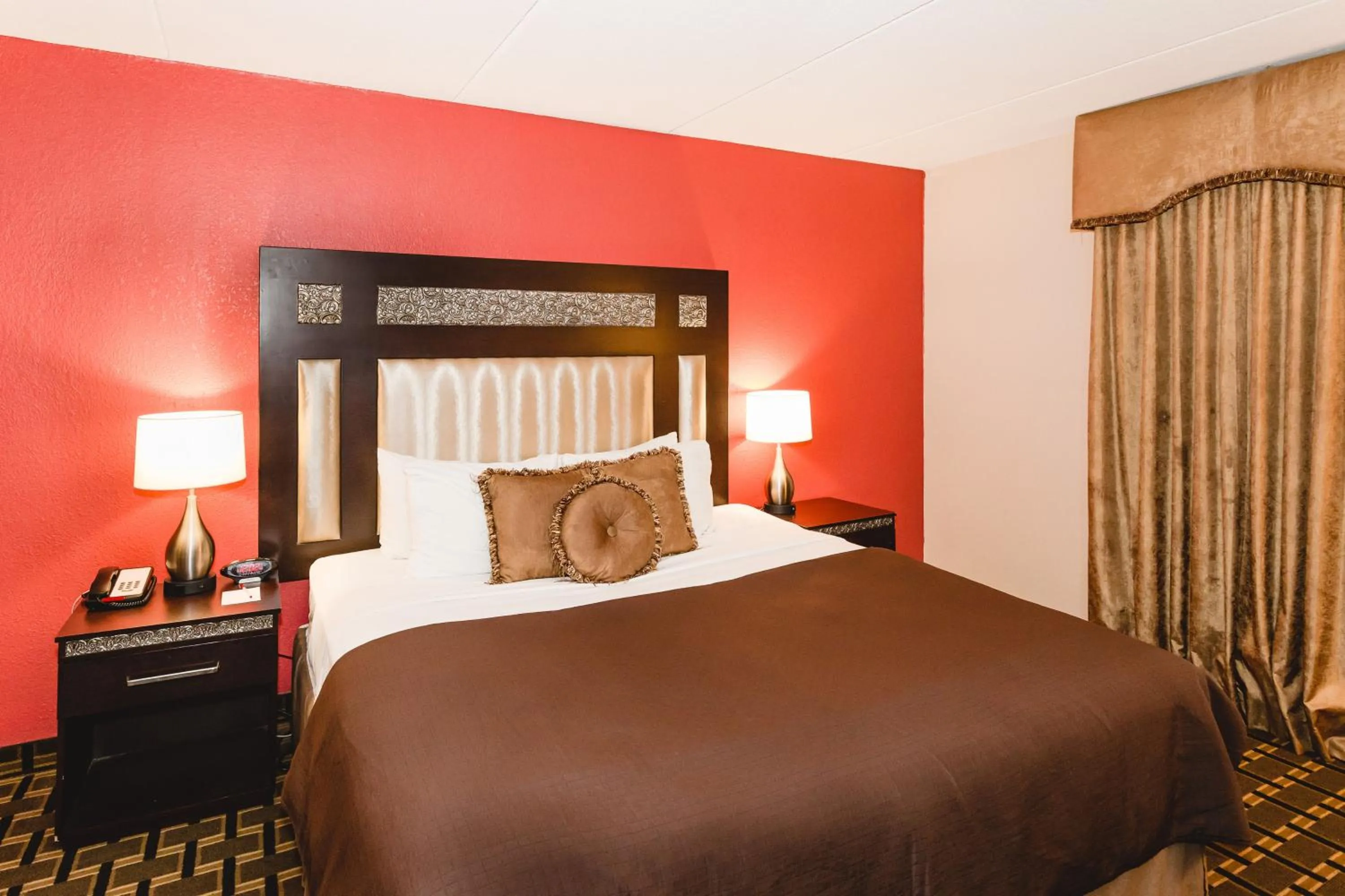 Bed in Ramada by Wyndham Plymouth Hotel & Conference Center