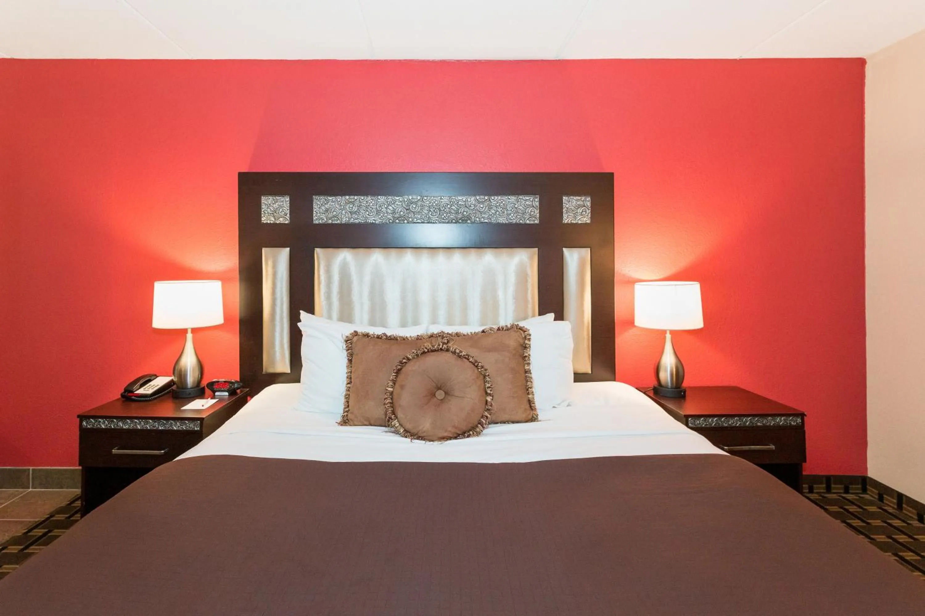 Bed in Ramada by Wyndham Plymouth Hotel & Conference Center