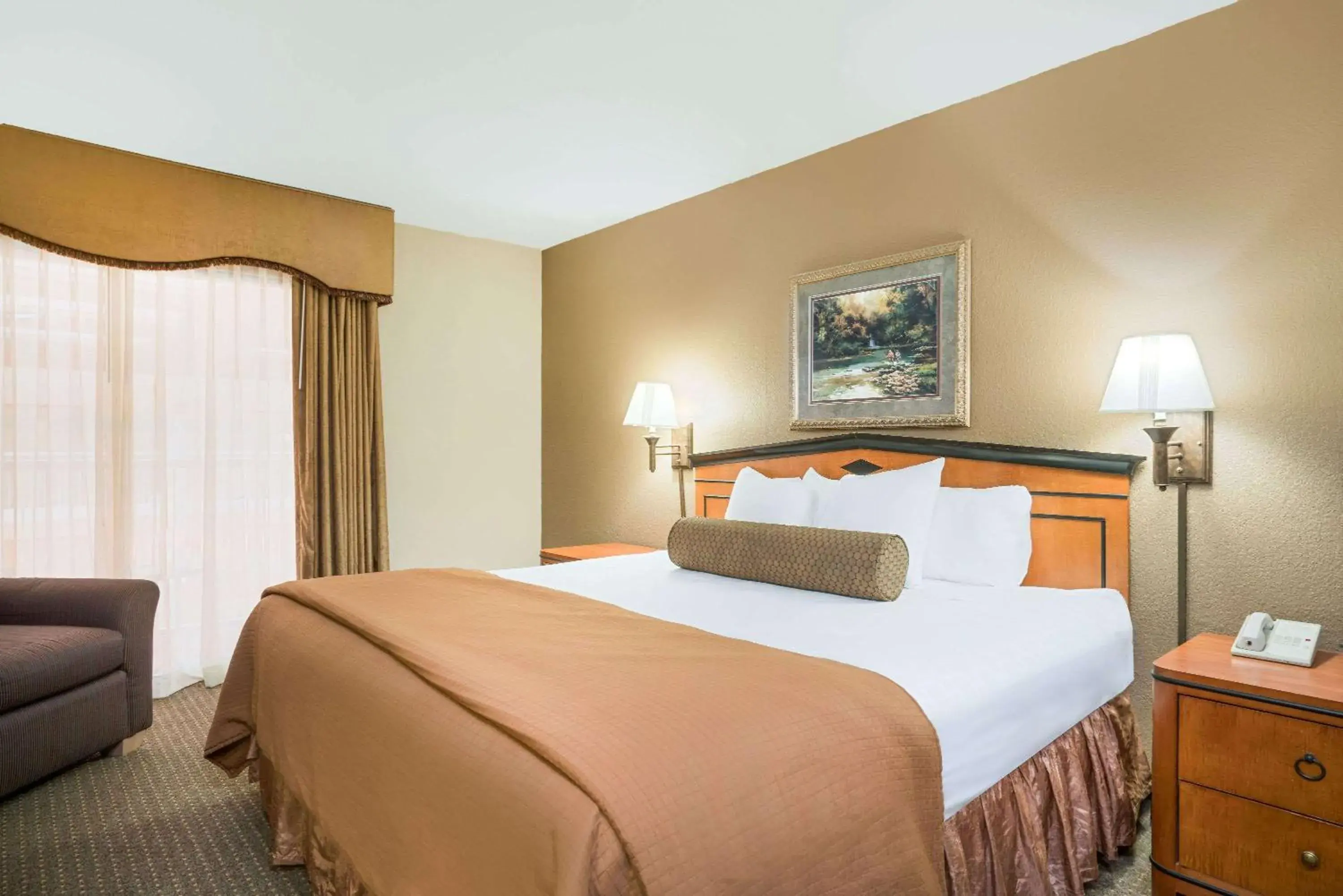 Photo of the whole room, Bed in Ramada by Wyndham Plymouth Hotel & Conference Center Photo of the whole room, Bed in Ramada by Wyndham Plymouth Hotel & Conference Center