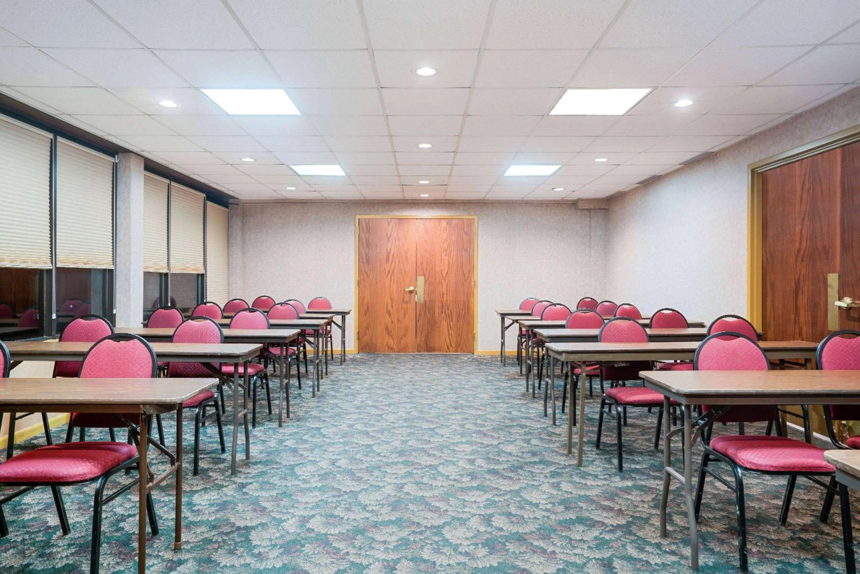 Meeting/conference room in Ramada by Wyndham Plymouth Hotel & Conference Center