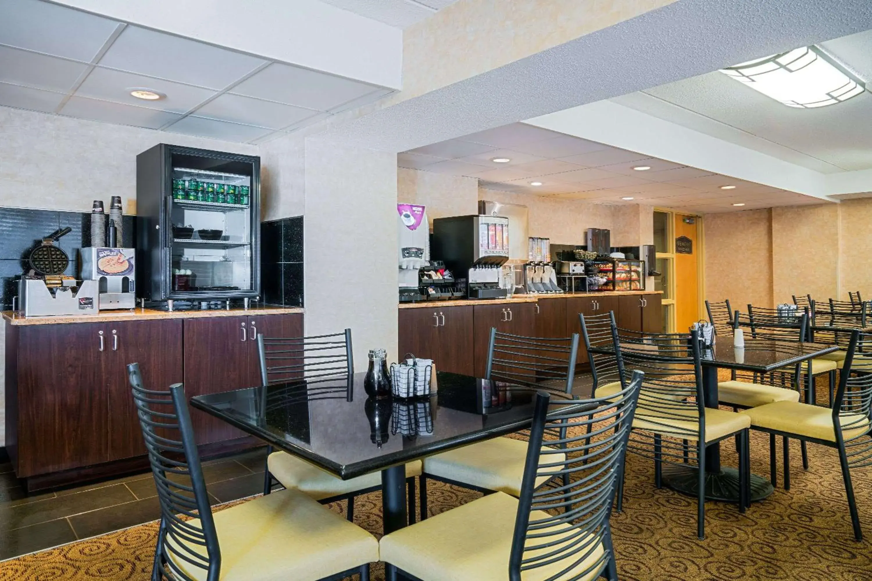 Restaurant/places to eat in Ramada by Wyndham Plymouth Hotel & Conference Center Restaurant/places to eat in Ramada by Wyndham Plymouth Hotel & Conference Center
