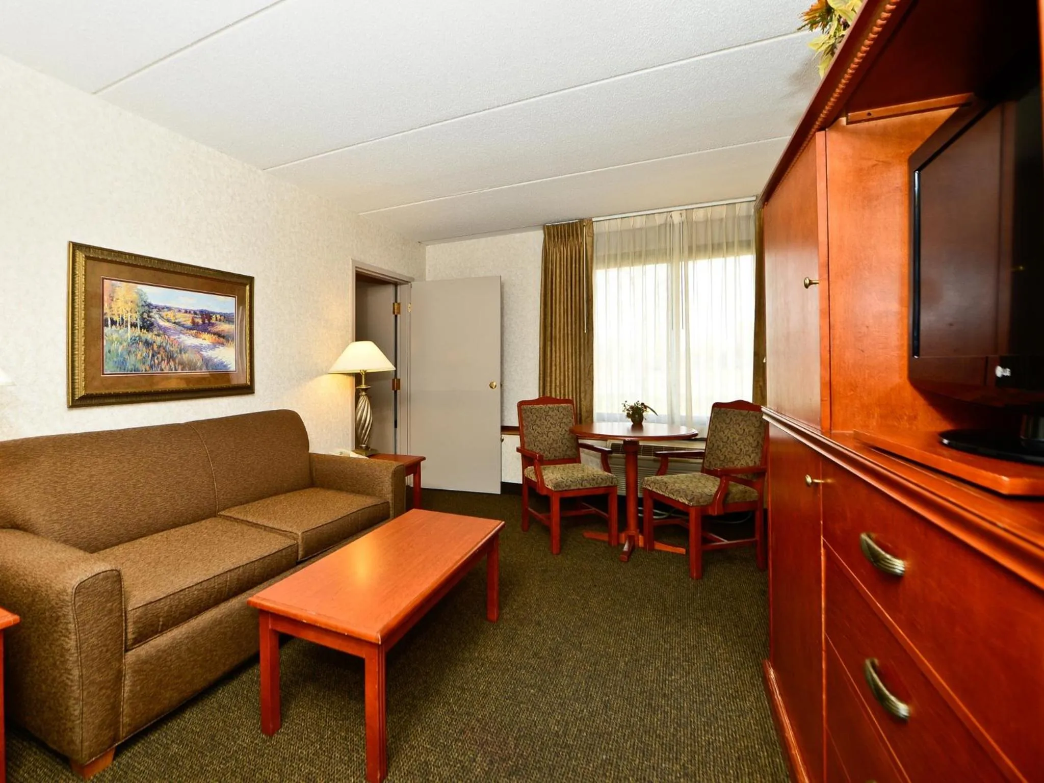 TV and multimedia in Ramada by Wyndham Plymouth Hotel & Conference Center