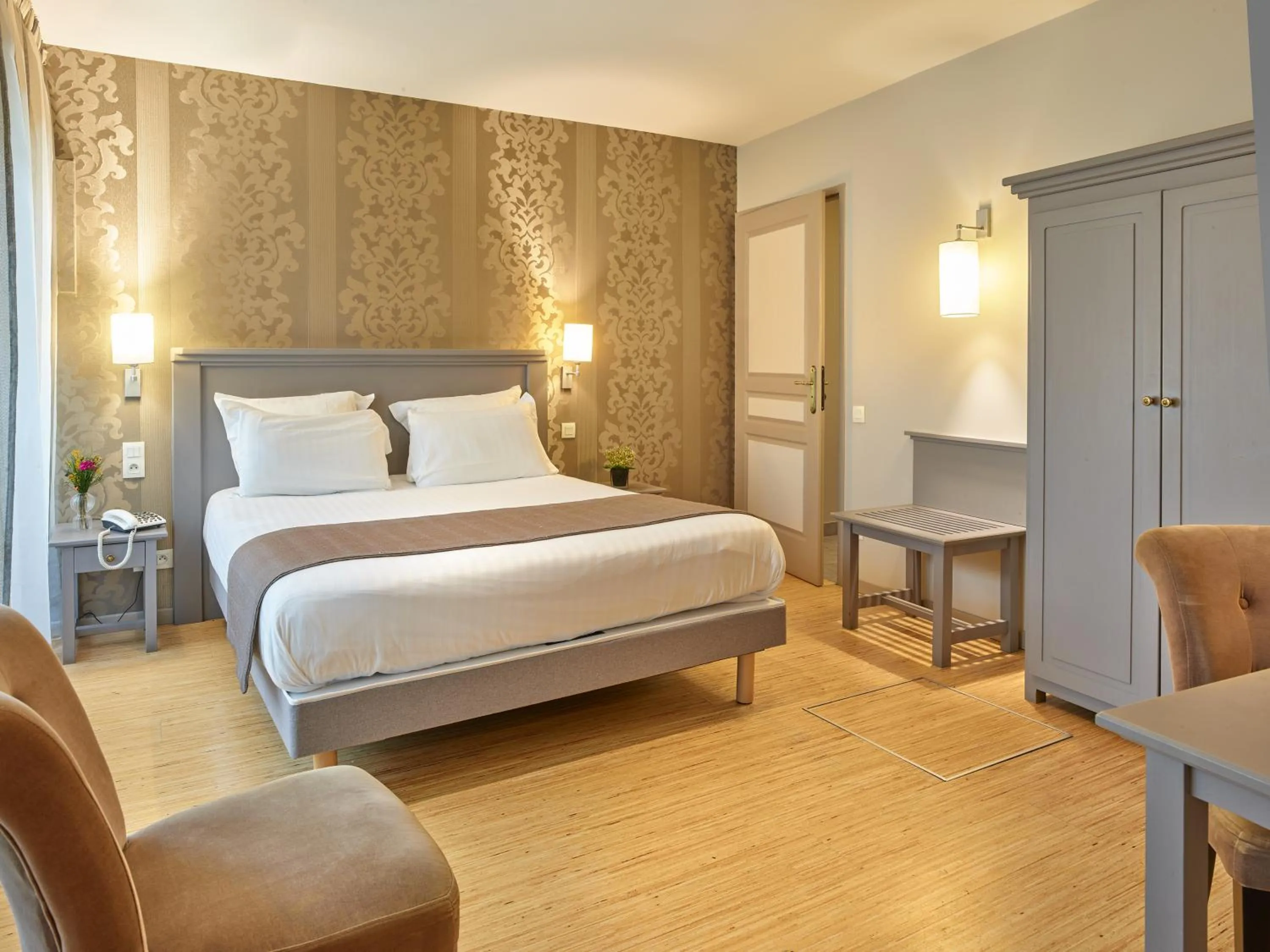 Bedroom, Bed in Hotel De Guise Nancy Vieille Ville