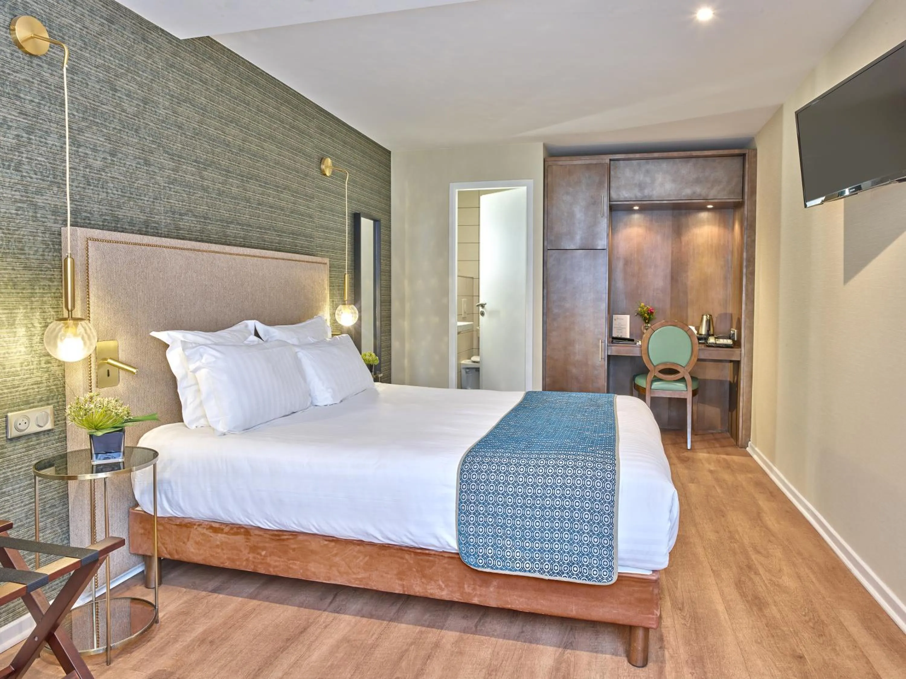 Bedroom, Bed in Hotel De Guise Nancy Vieille Ville