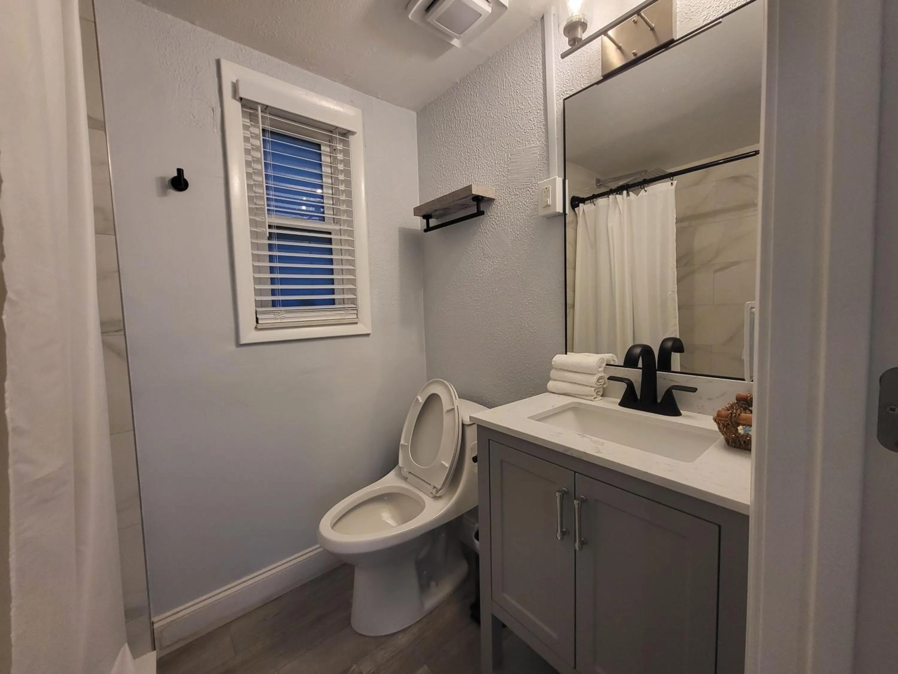 Bathroom in Barefoot mailman motel