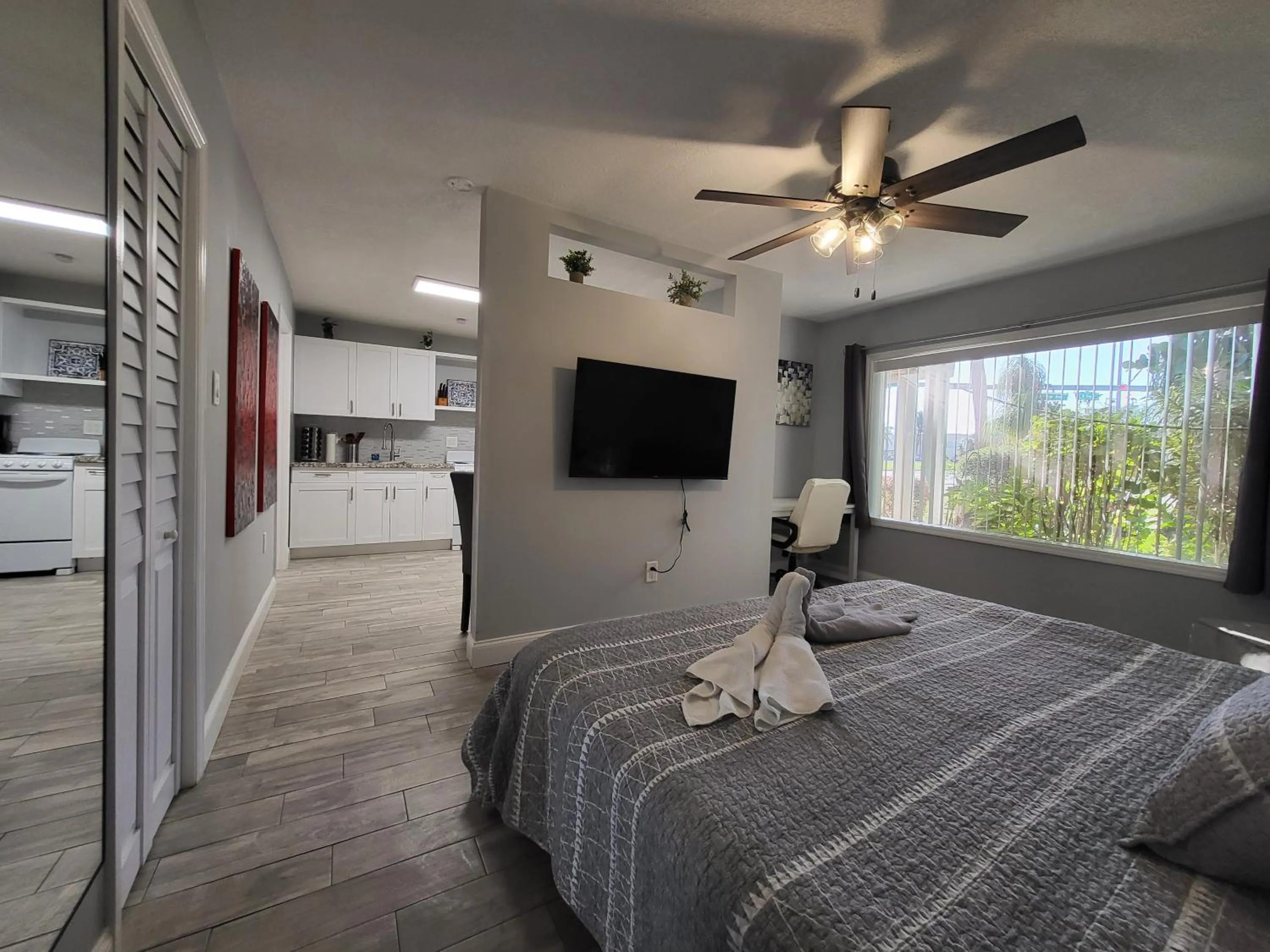 Photo of the whole room, Bed in Barefoot mailman motel