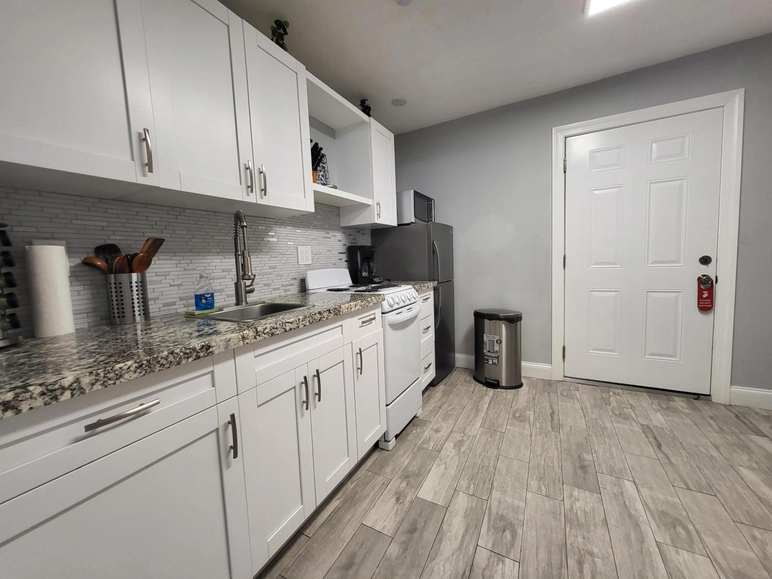 Kitchen or kitchenette in Barefoot mailman motel