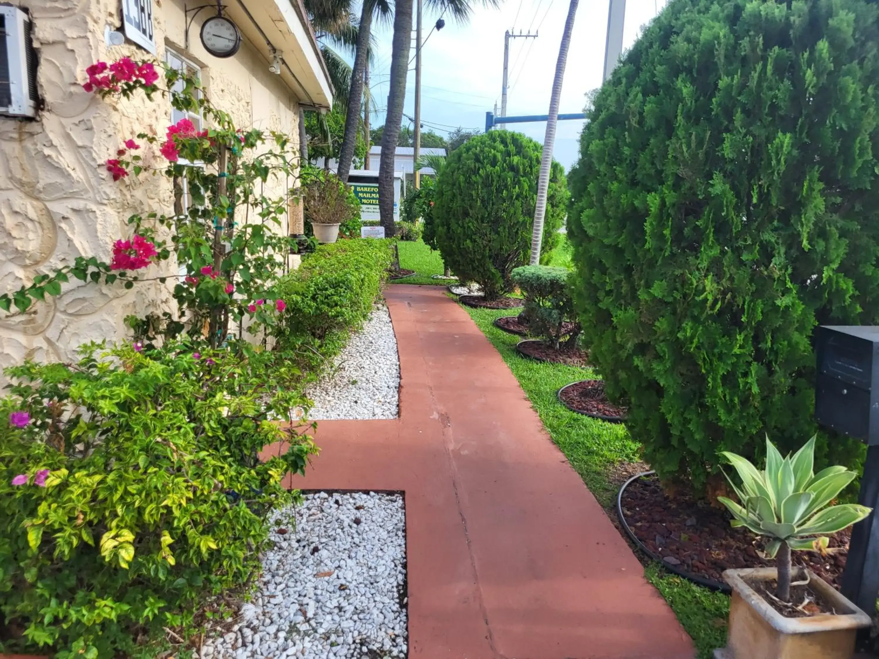 Property building in Barefoot mailman motel Property building in Barefoot mailman motel